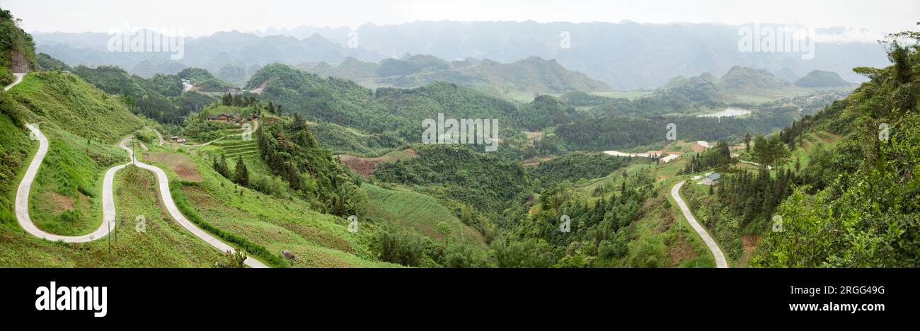 La vue panoramique du parc géologique de Dong Van depuis Quan Ba Heaven Gate (Vietnam). Banque D'Images