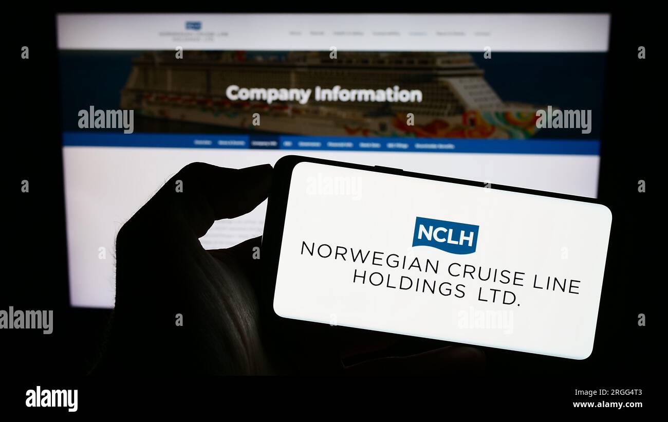 Personne tenant un smartphone avec le logo de la société Norwegian Cruise Line Holdings Ltd. Sur l'écran devant le site Web. Concentrez-vous sur l'affichage du téléphone. Banque D'Images