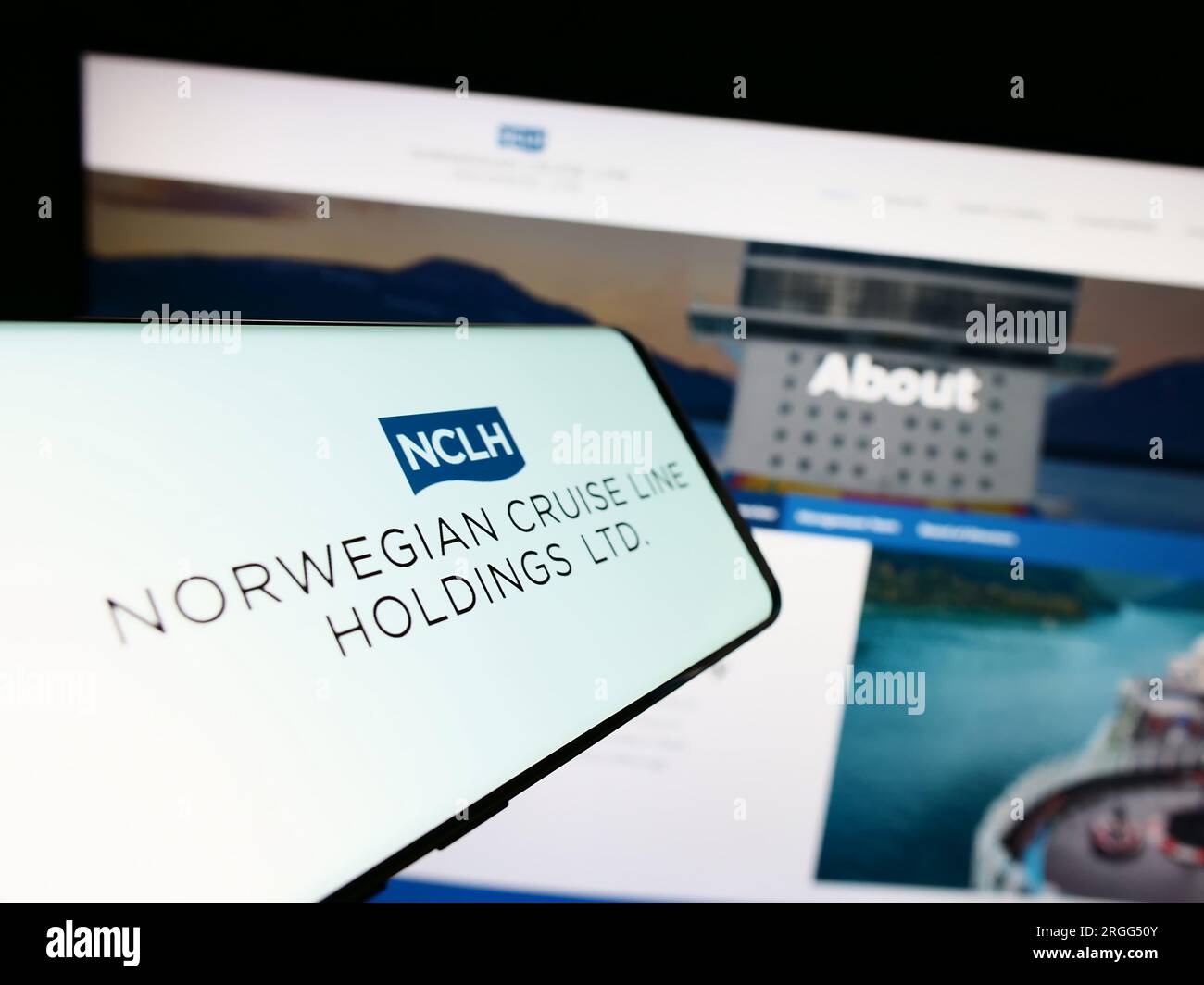 Téléphone portable avec logo de la société Norwegian Cruise Line Holdings Ltd. Sur l'écran devant le site Web de l'entreprise. Concentrez-vous sur le centre de l'écran du téléphone. Banque D'Images