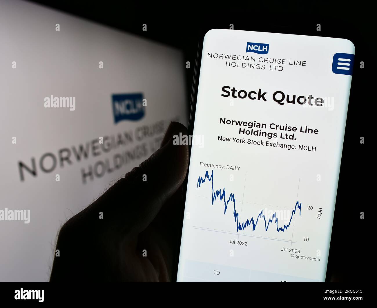 Personne tenant un téléphone portable avec le site Web de la société Norwegian Cruise Line Holdings Ltd. Sur l'écran devant le logo. Concentrez-vous sur le centre de l'écran du téléphone. Banque D'Images