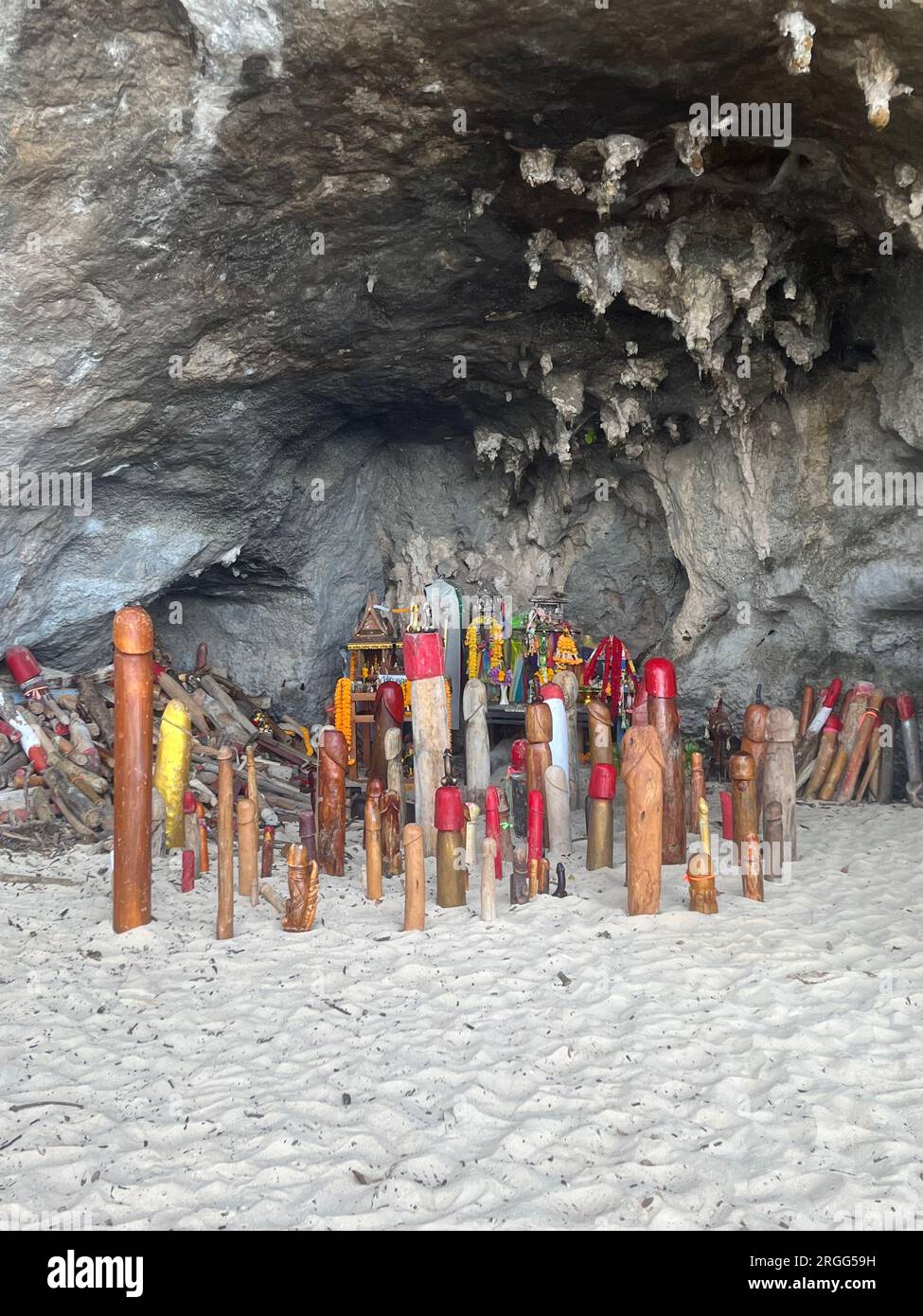 Pénis en bois à Phra nang Cave, Krabi, Thaïlande Banque D'Images