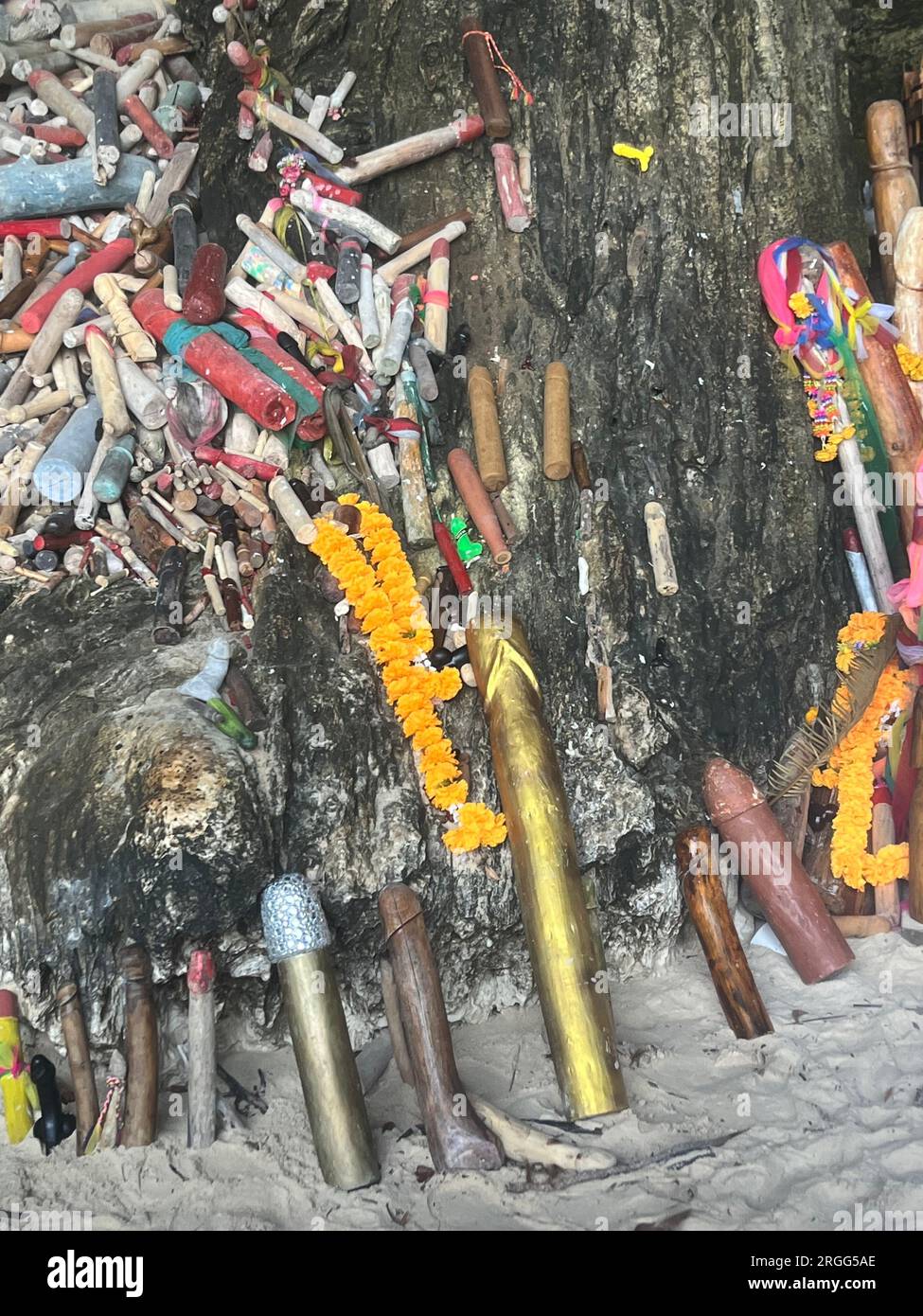 Pénis en bois à Phra nang Cave, Krabi, Thaïlande Banque D'Images