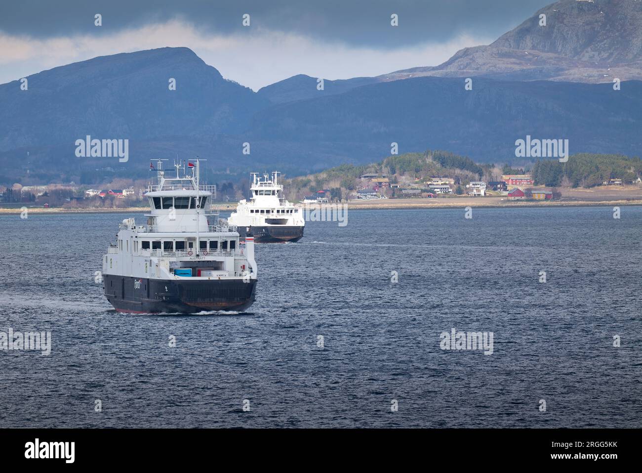 Le Fjord1 Ferry, MF Austrått (à gauche) passe le MF Vestrått en traversant le fjord de Trondheim (Trondheimsfjorden) sur la route de Brekstad - Valset. Banque D'Images