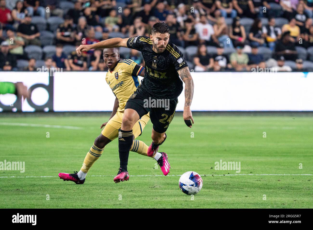 Le milieu de terrain du LAFC Ryan Hollingshead (24) est défendu par l’attaquant du Real Salt Lake Carlos Andrés Gómez (11) lors d’un match de la coupe des ligues 2023, mardi août Banque D'Images