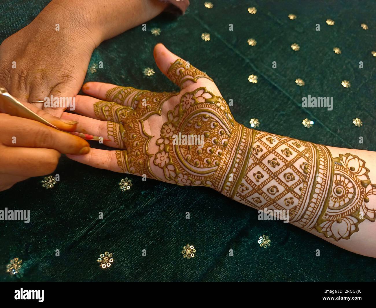 Mehndi artiste de fabrication de la main de mariée mehndi en Inde, design mehndi. Banque D'Images