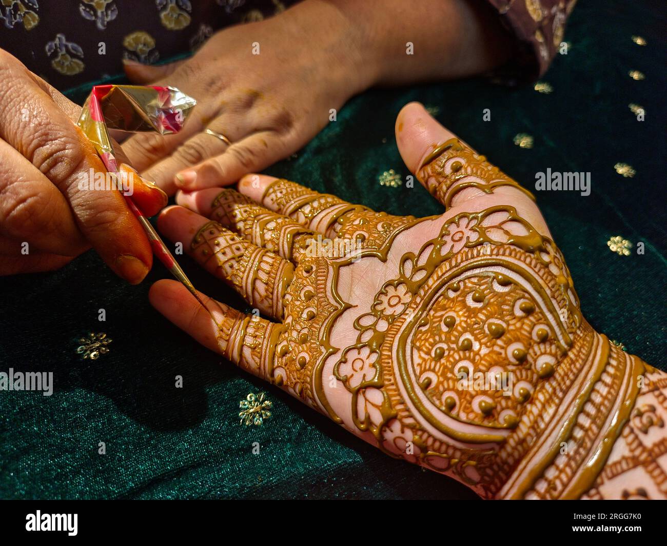 Mehndi artiste de fabrication de la main de mariée mehndi en Inde, design mehndi. Banque D'Images
