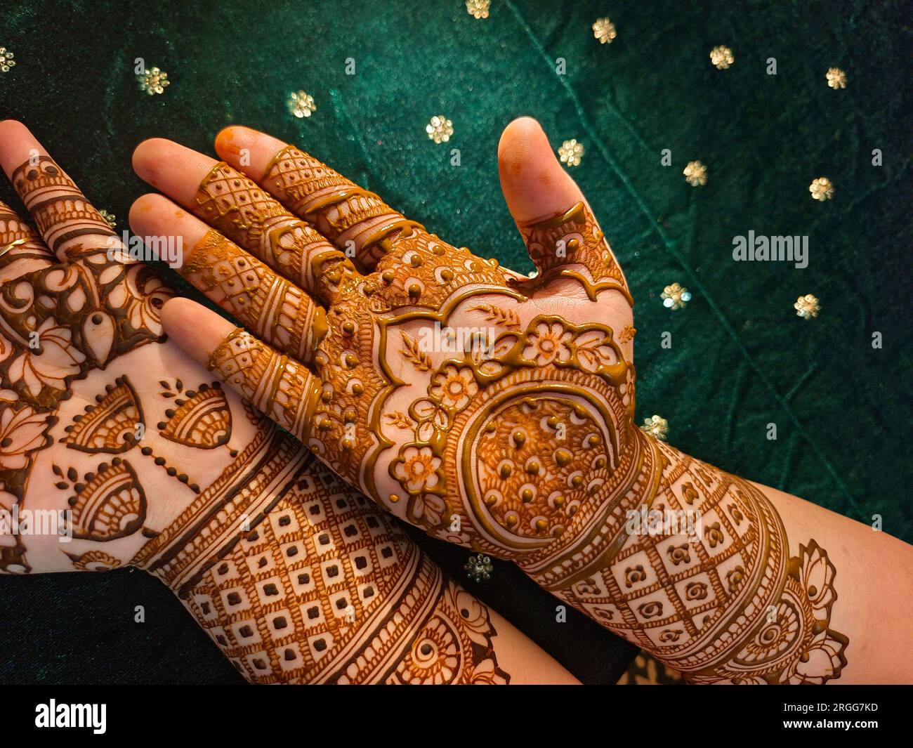 Mehndi artiste de fabrication de la main de mariée mehndi en Inde, design mehndi. Banque D'Images