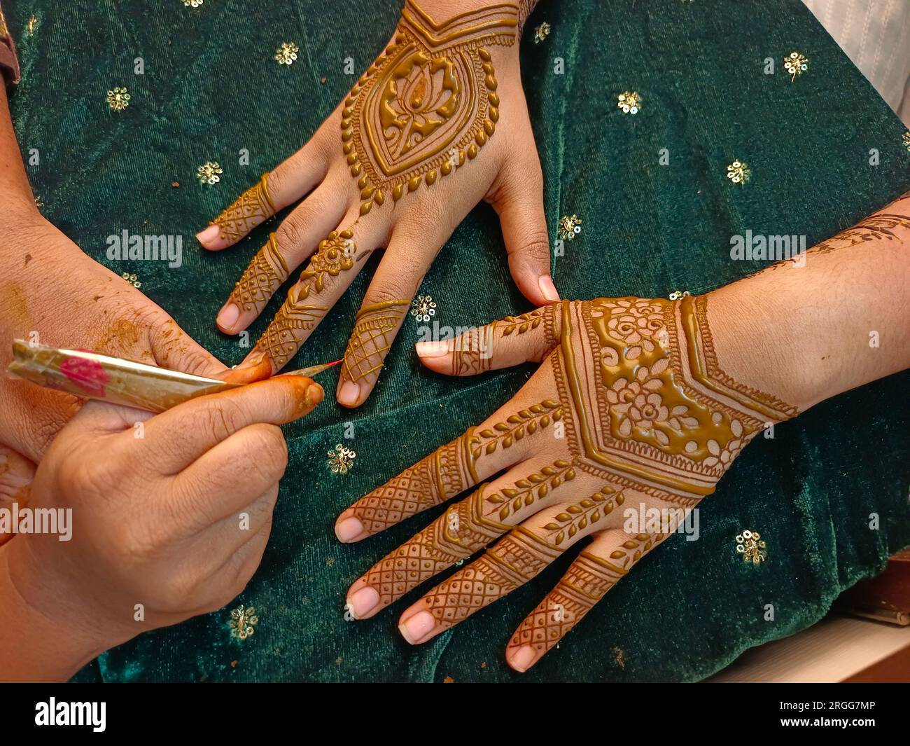 Mehndi artiste de fabrication de la main de mariée mehndi en Inde, design mehndi. Banque D'Images