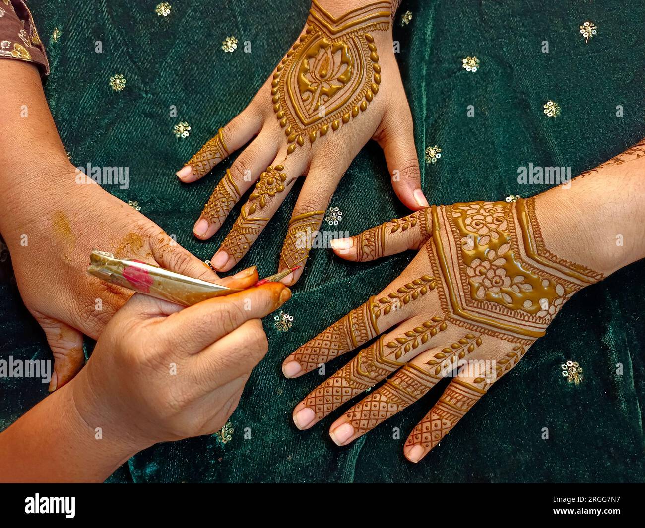 Mehndi artiste de fabrication de la main de mariée mehndi en Inde, design mehndi. Banque D'Images