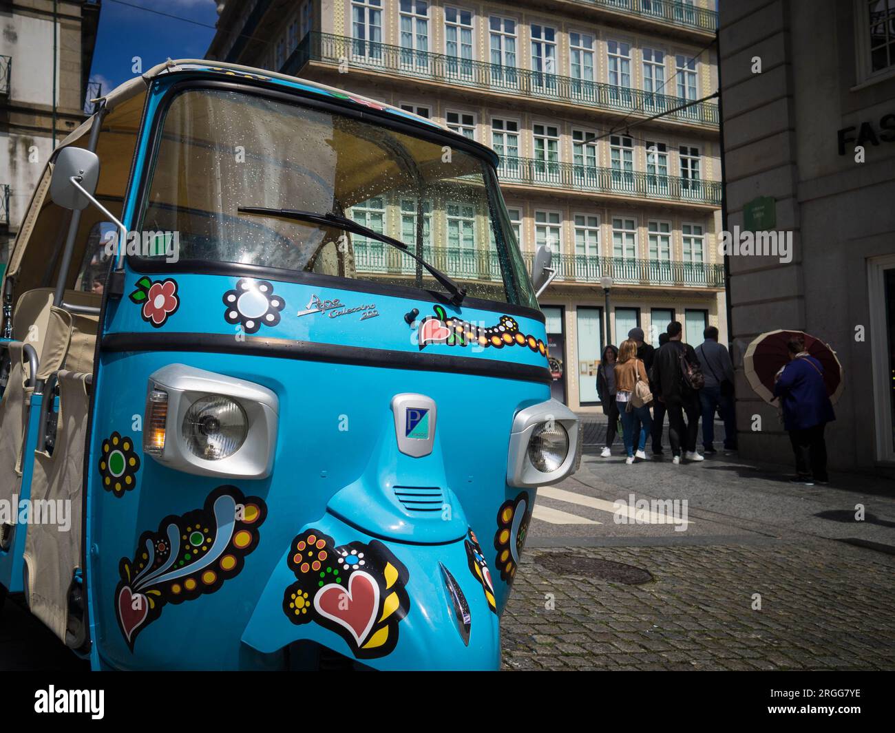 Bleu vif, très décoré Tuk-Tuk dans les rues de Porto Banque D'Images