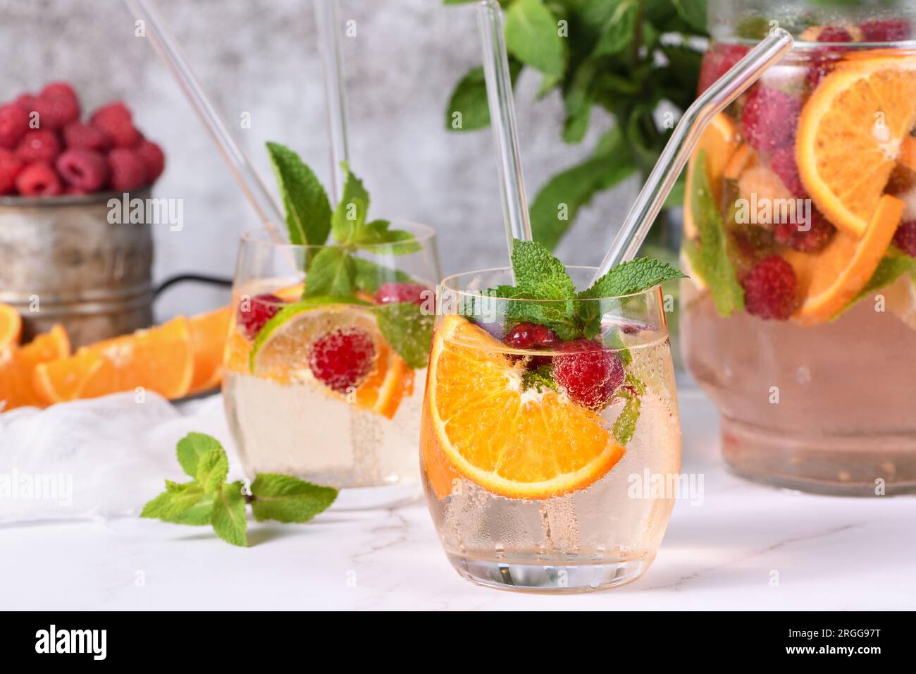 Cocktail Sangria d'été ou limonade à la framboise, orange et menthe.  Rafraîchissant bio sans alcool, boisson saine vitaminée Detox, fruits dans  un in Photo Stock - Alamy