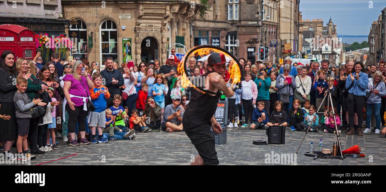 Centre-ville, Édimbourg, Écosse, Royaume-Uni. 9 août 2023. Au milieu de la première semaine de l'Edinburgh Festival Fringe with Street Performers parcourt la ville en restant assez occupé avec un grand public sur deux emplacements sur High Street, Royal Mile, et aussi Waverley Bridge. Sur la photo, Mat E Tricks avec sa performance d'arceau de feu. Crédit : Archwhite/alamy Live News. Banque D'Images