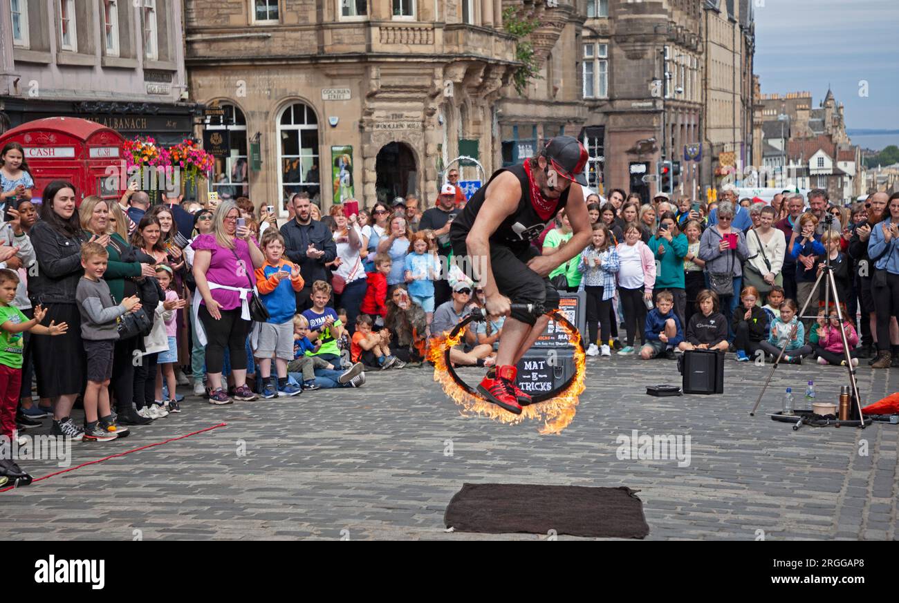 Centre-ville, Édimbourg, Écosse, Royaume-Uni. 9 août 2023. Au milieu de la première semaine de l'Edinburgh Festival Fringe with Street Performers parcourt la ville en restant assez occupé avec un grand public sur deux emplacements sur High Street, Royal Mile, et aussi Waverley Bridge. Sur la photo, Mat E Tricks avec sa performance d'arceau de feu. Crédit : Archwhite/alamy Live News. Banque D'Images