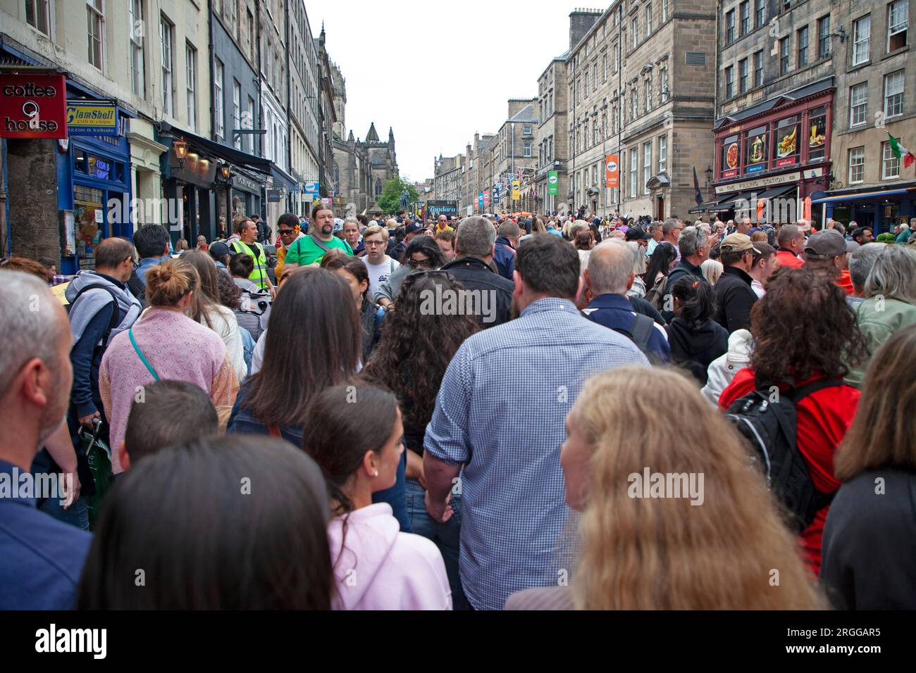 Centre-ville, Édimbourg, Écosse, Royaume-Uni. 9 août 2023. Au milieu de la première semaine de l'Edinburgh Festival Fringe with Street Performers parcourt la ville en restant assez occupé avec un grand public sur deux emplacements sur High Street, Royal Mile. Archwhite/alamy Live News. Banque D'Images