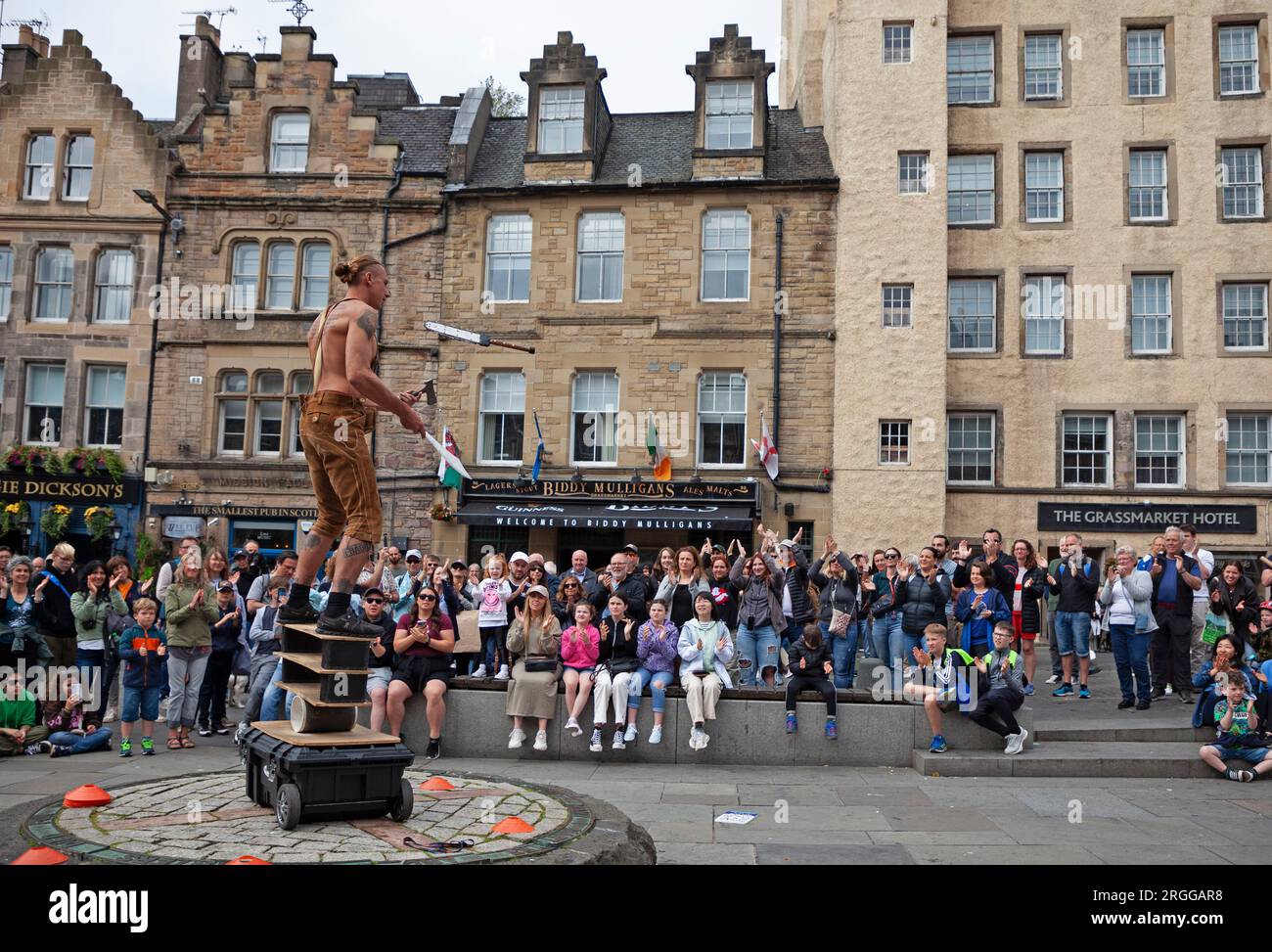 Centre-ville, Édimbourg, Écosse, Royaume-Uni. 9 août 2023. Au milieu de la première semaine du Festival d'Édimbourg Fringe avec Street Performers présente des terrains autour de la ville en restant assez occupé avec un grand public sur deux emplacements sur High Street, Royal Mile, et aussi Grassmerket. Crédit : Archwhite/alamy Live News. Banque D'Images