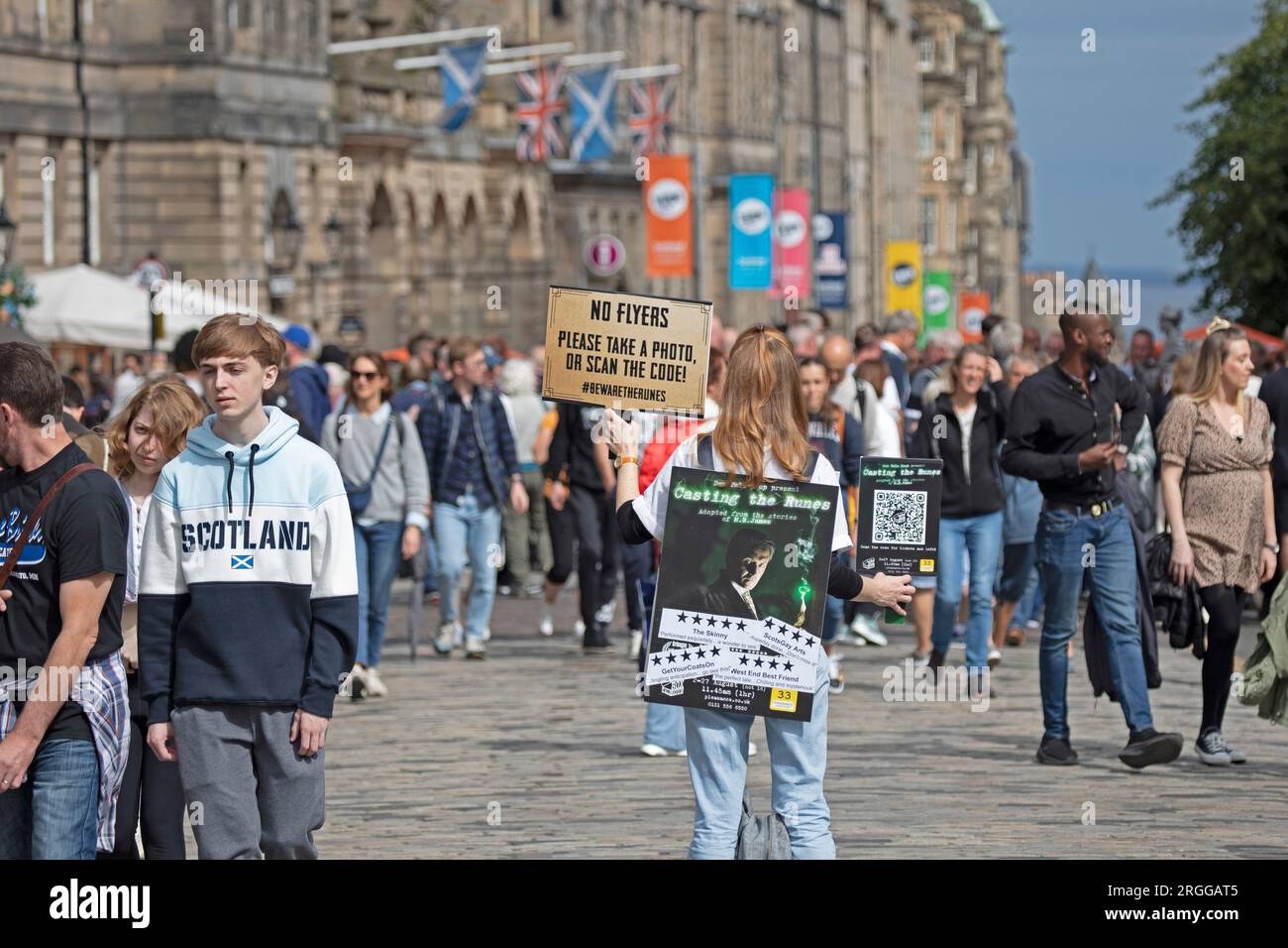 Centre-ville, Édimbourg, Écosse, Royaume-Uni. 9 août 2023. Au milieu de la première semaine de l'Edinburgh Festival Fringe with Street Performers parcourt la ville en restant assez occupé avec un grand public sur deux emplacements sur High Street, Royal Mile. Crédit : Archwhite/alamy Live News. Banque D'Images