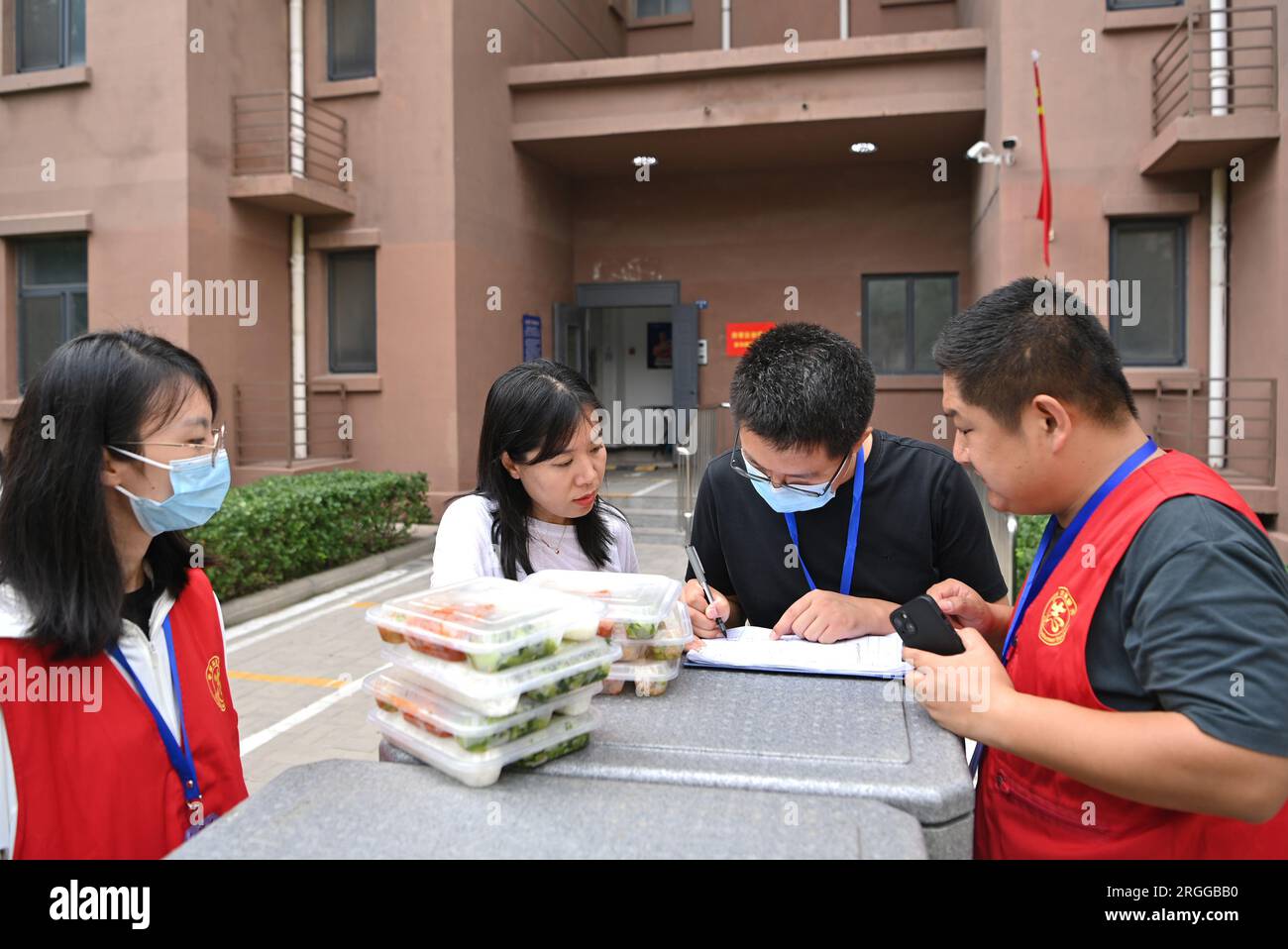 Tianjin, Chine. 9 août 2023. Les membres du personnel enregistrent la quantité de repas livrés sur un site de relocalisation à Tianjin, dans le nord de la Chine, le 9 août 2023. Le district de Jinghai à Tianjin, dans le nord de la Chine, a fait des efforts pour protéger la vie de plus de 2 000 habitants touchés par les inondations après la mise en service d'une zone de rétention et de rétention des eaux de crue. Crédit : Li Ran/Xinhua/Alamy Live News Banque D'Images