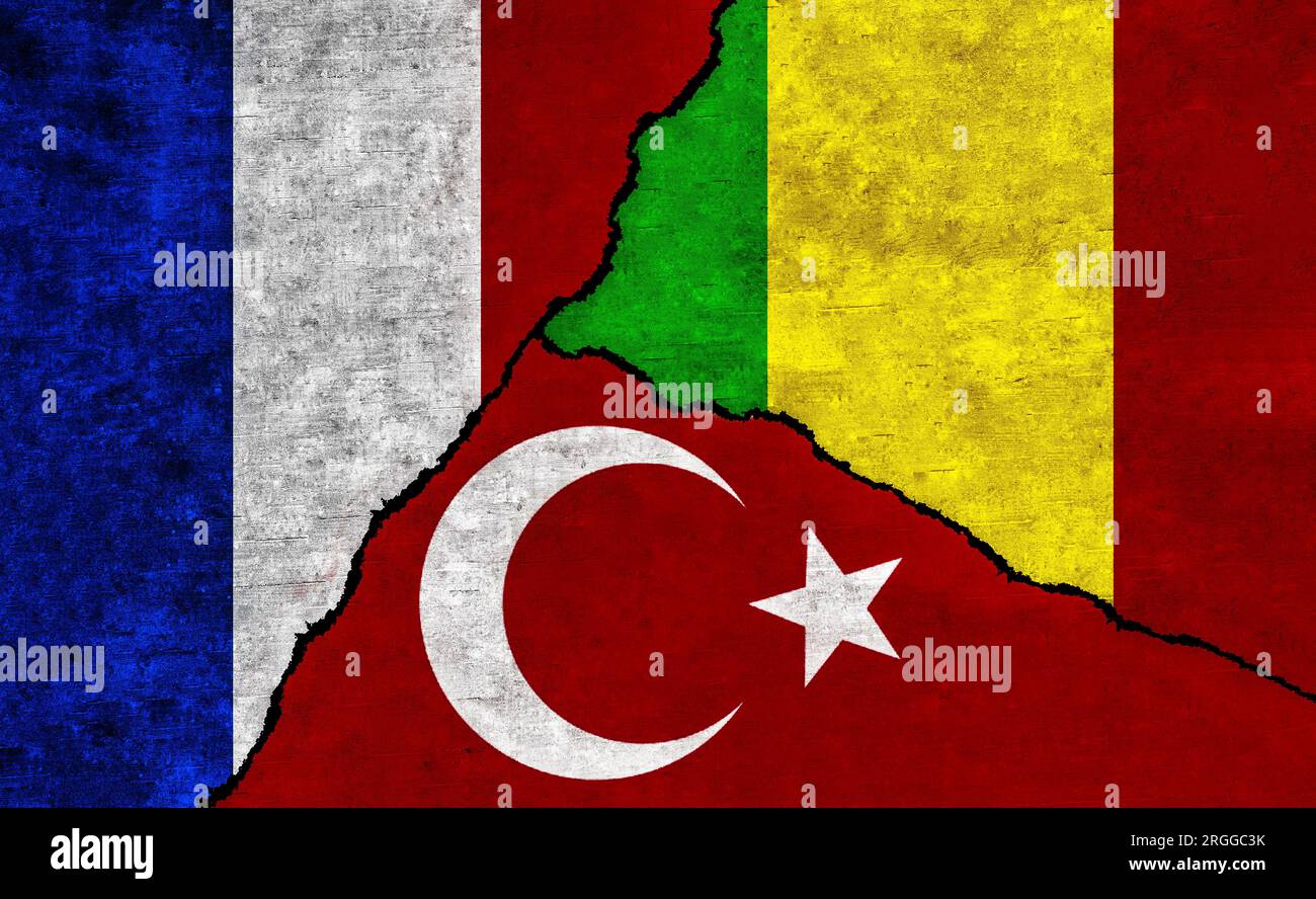 La Turquie, la France et le Mali ont peint des drapeaux sur le mur avec des fissures. Conflit entre la Turquie, le Mali et la France Banque D'Images