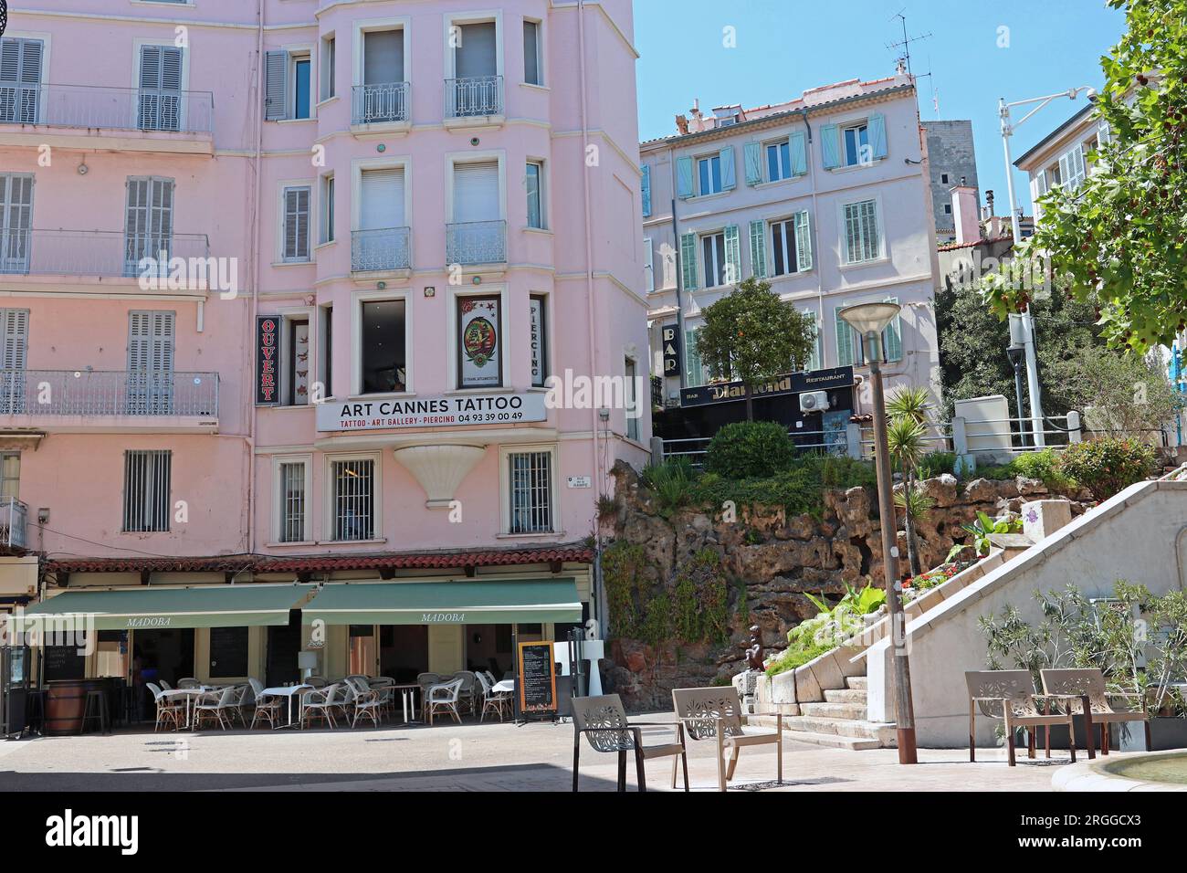 Coin pittoresque de Cannes près du port dans le quartier du Vieux Port. Les bâtiments traditionnels à volets abritent des bars, des restaurants et des services modernes Banque D'Images