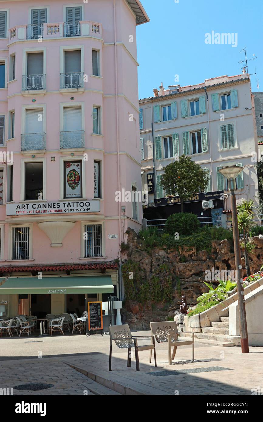 Coin pittoresque de Cannes près du port dans le quartier du Vieux Port. Les bâtiments traditionnels à volets abritent des bars, des restaurants et des services modernes Banque D'Images