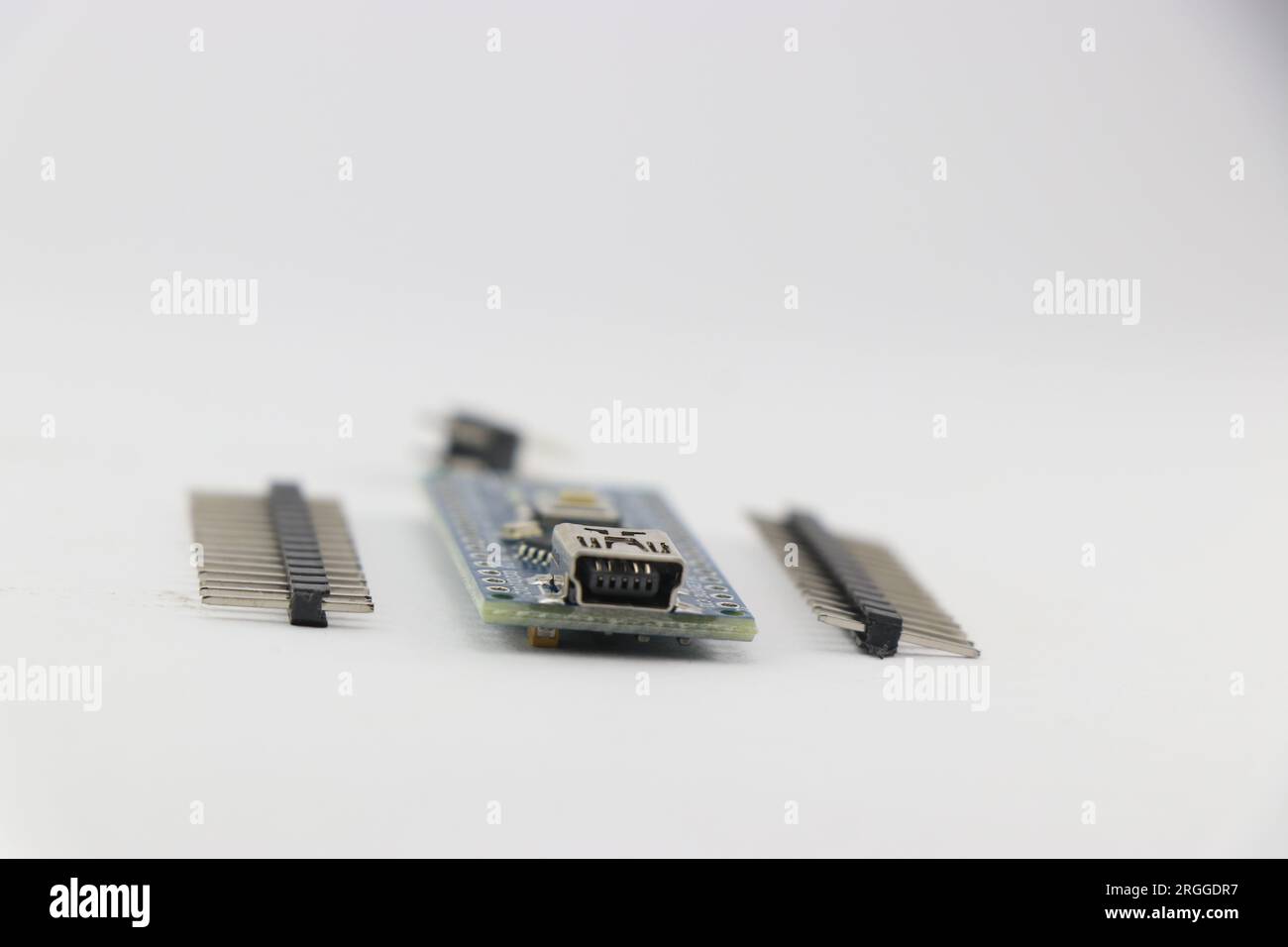 Carte de microcontrôleur programmable avec broches non soudées isolées sur fond blanc Banque D'Images