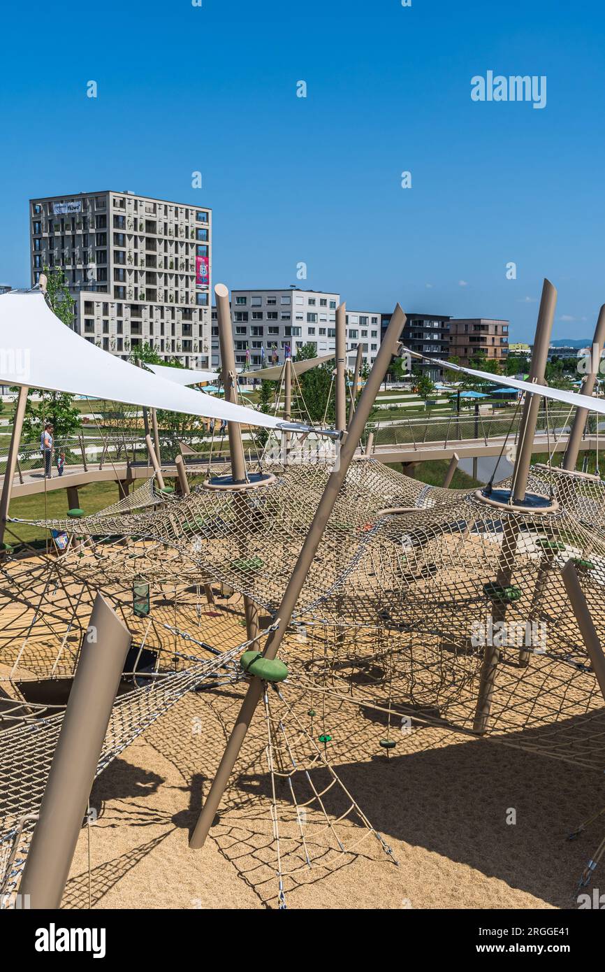 Mannheim, Allemagne - 26.05.2023 : vue depuis une nouvelle aire de jeux pour enfants du Federal Horticultural Show (Bundesgartenschau) jusqu'au bloc nouvellement construit Banque D'Images