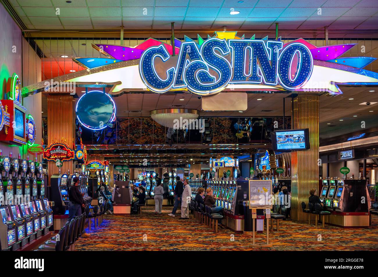 Machines à sous sur un étage de casino. Banque D'Images