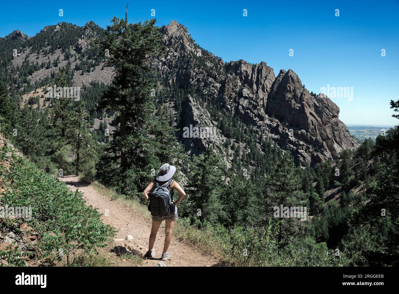 Femme randonnant un sentier de montagne dans Eldorado Canyon State Park. Banque D'Images