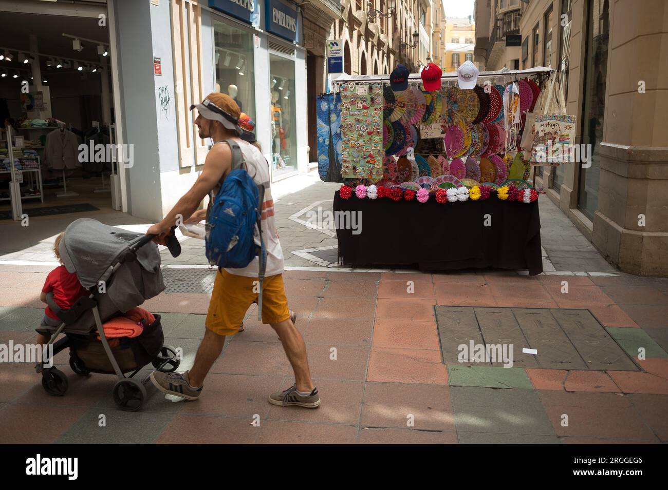 Un touriste utilise un chapeau pour se protéger du soleil alors qu'il