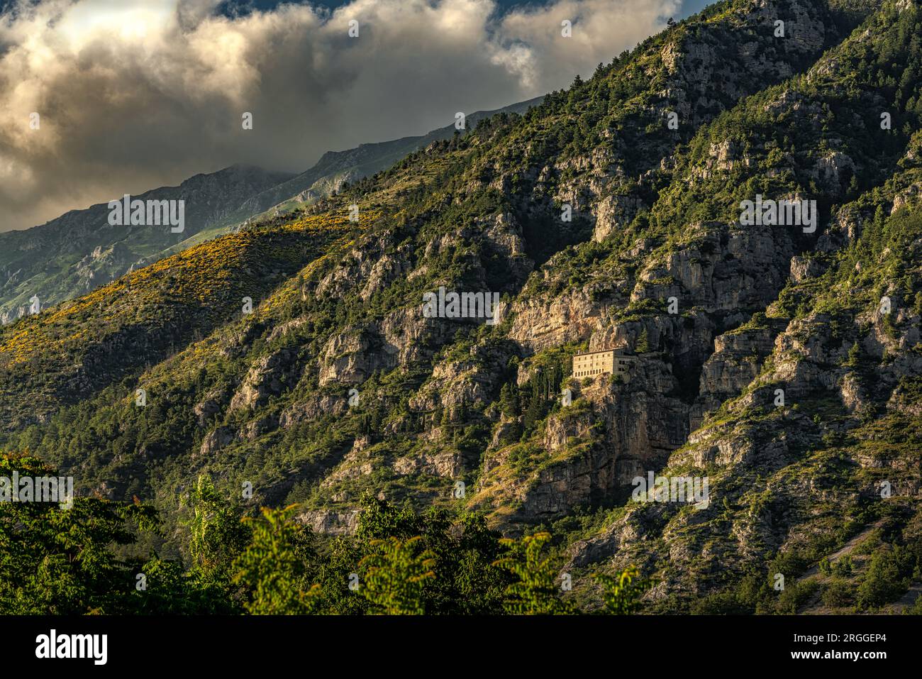 Panorama des pentes du Monte Morrone et de l'Ermitage de Sant' Onofrio fondée par le pape Celestino V. Sulmona, province de l'Aquila, Abruzzes, Italie, Banque D'Images