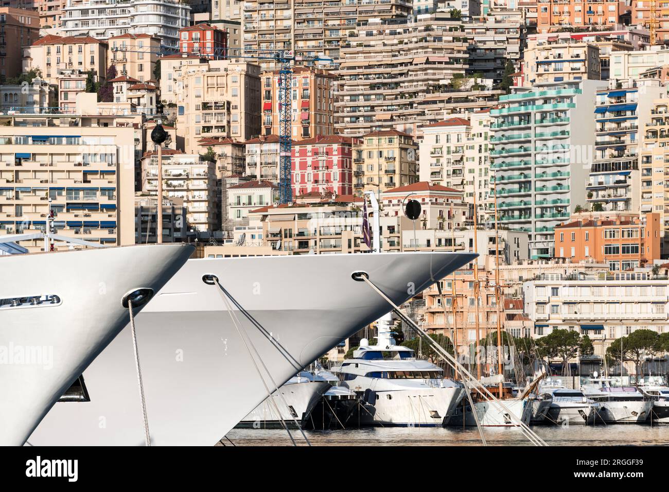 Yachts amarrés à Port Hercule contre Monaco paysage urbain. Banque D'Images