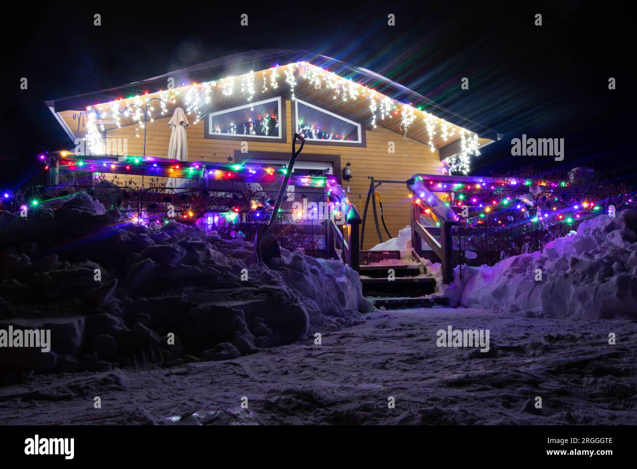 Neigé dans la maison de vacances avec des lumières décoratives de noël Banque D'Images