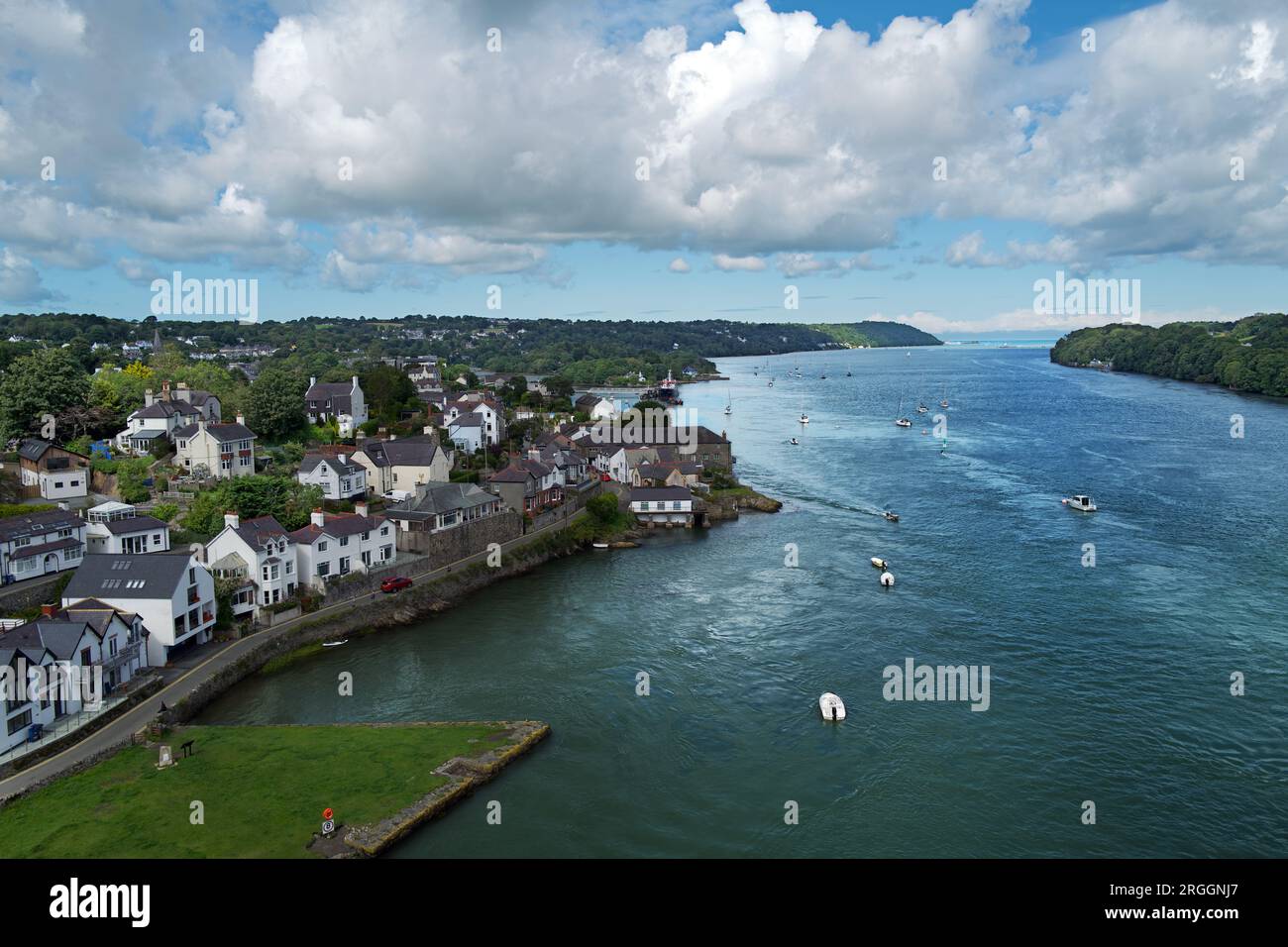 Le détroit de Menai est une étendue d'eau de marée qui sépare l'île d'Anglesey du pays de Galles. La ville sur la gauche est Menai Bridge. Banque D'Images