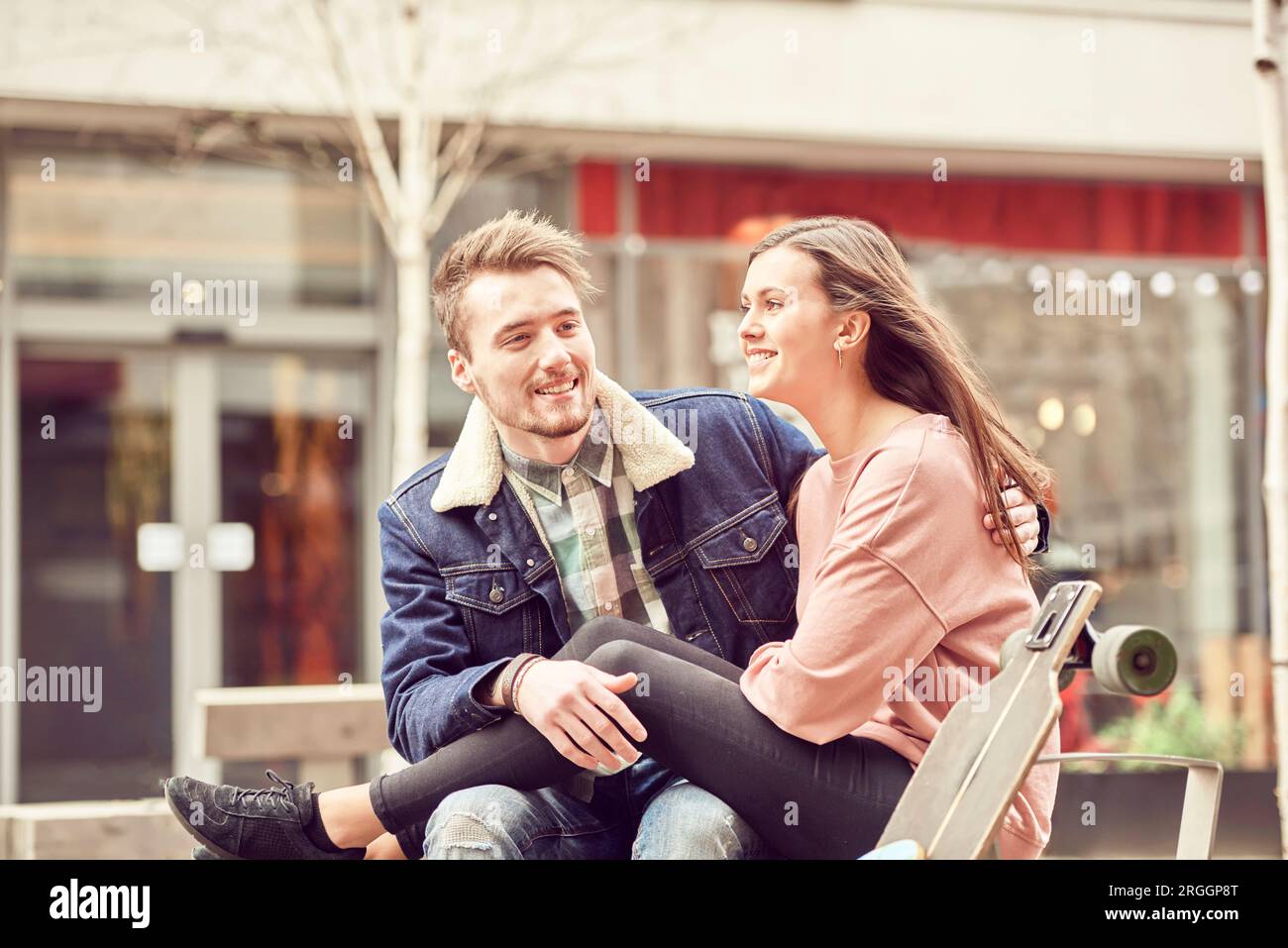 Teenage couple sitting together Banque D'Images