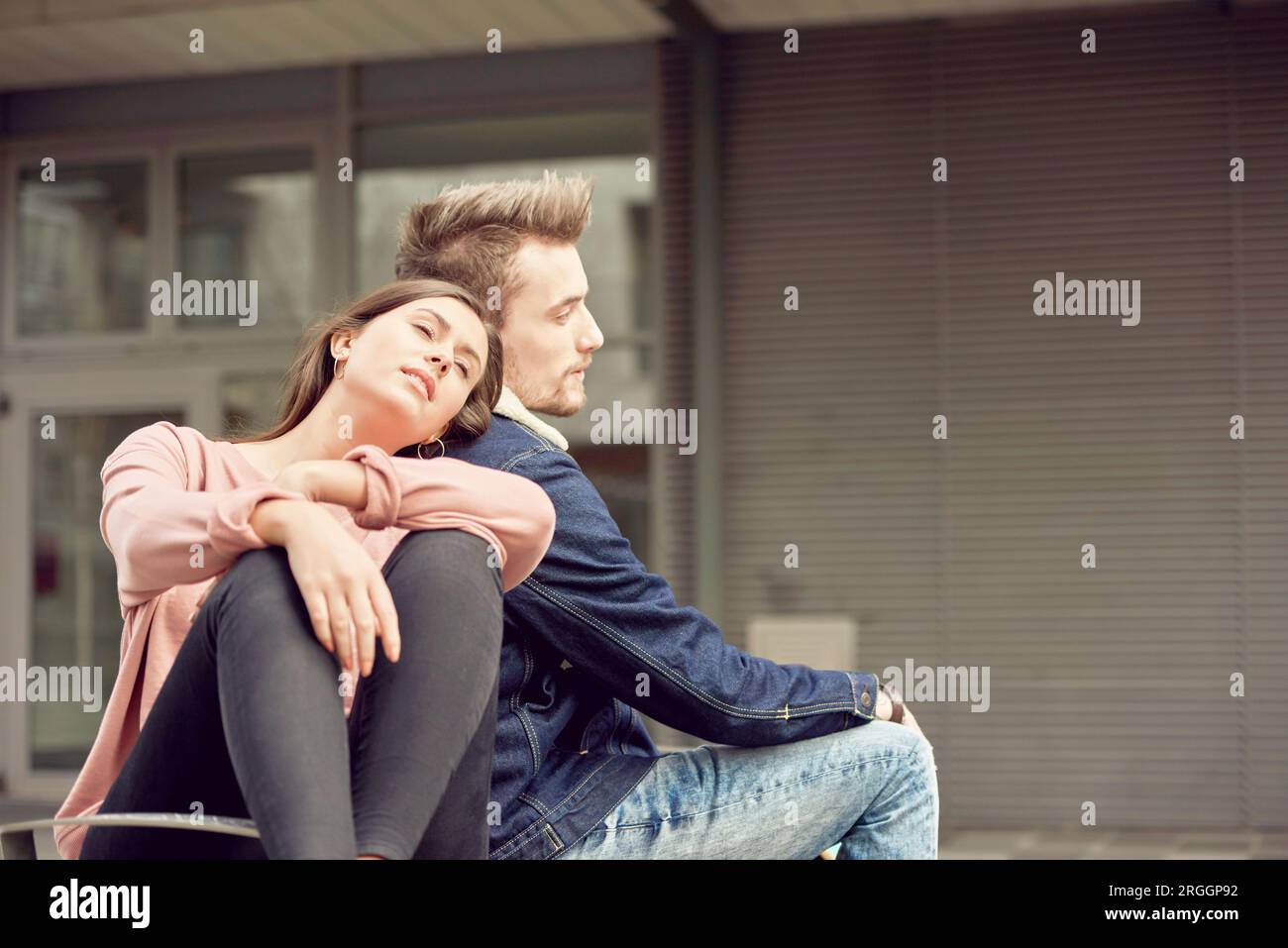 Teenage couple sitting together Banque D'Images