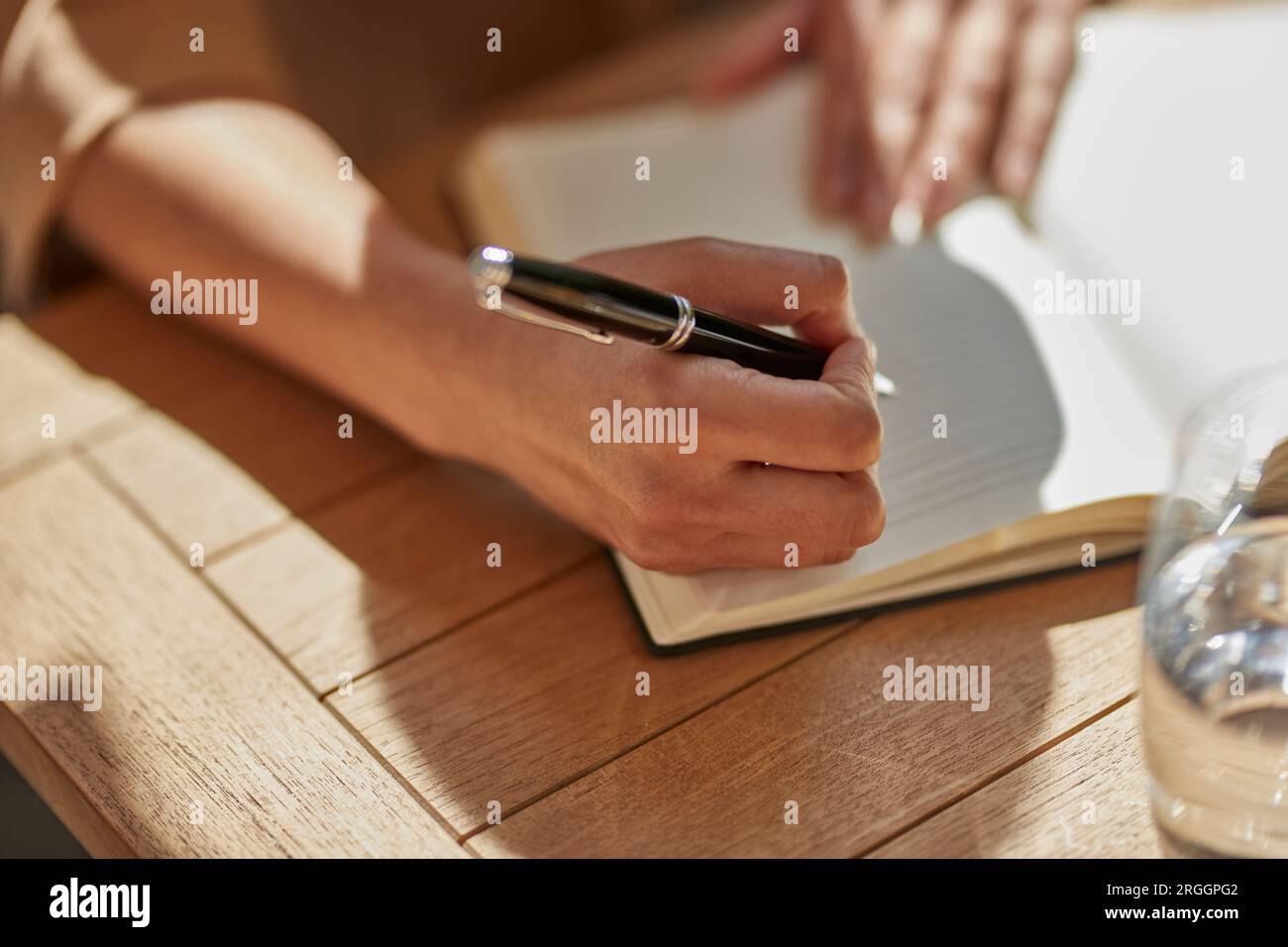 Main de businesswoman writing notes Banque D'Images