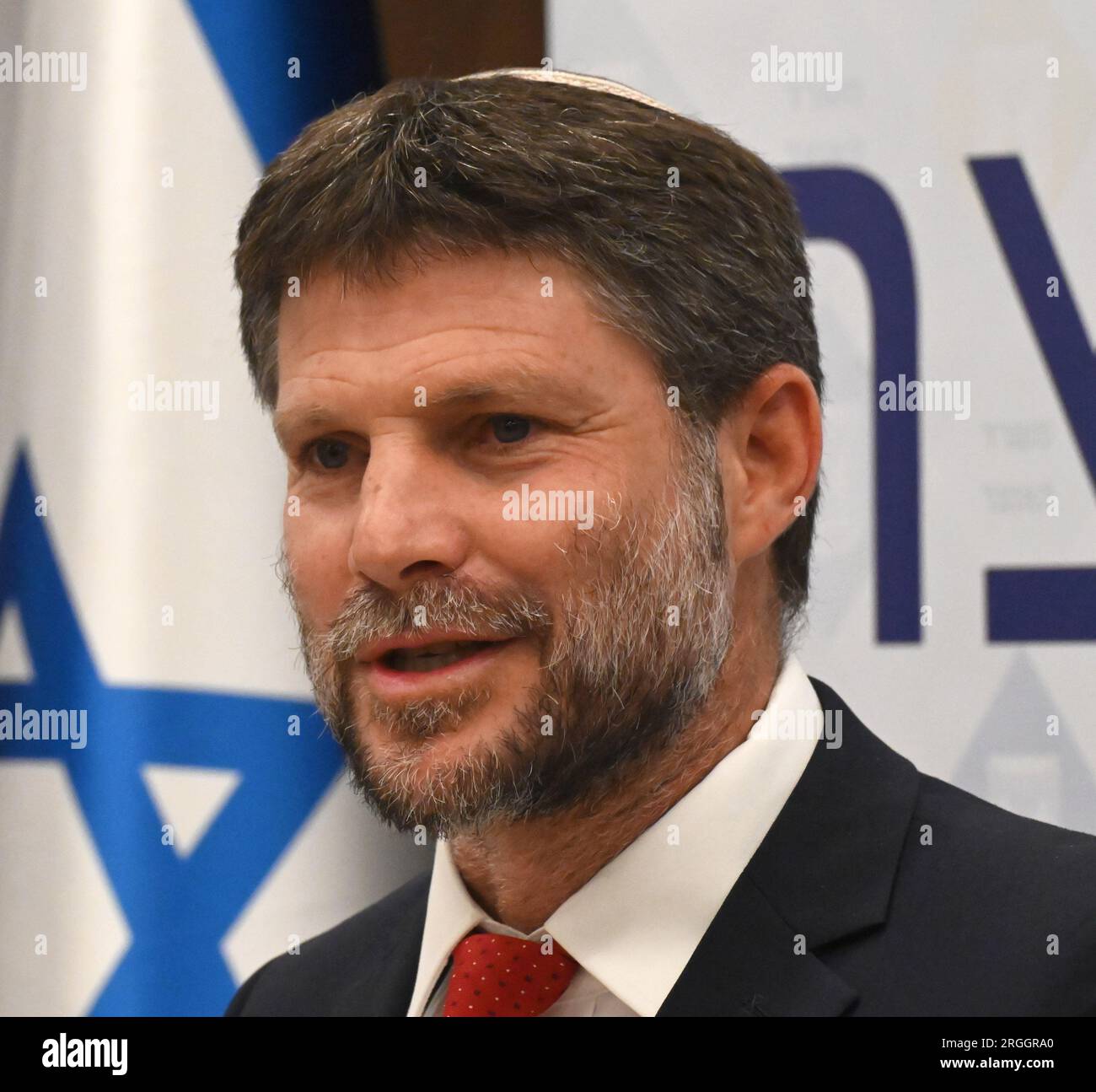 Ramallah, Cisjordanie. 09 août 2023. Le ministre israélien des Finances Bezalel Smotrich, du Parti sioniste religieux d’extrême droite, s’exprime lors d’une conférence de presse dans son bureau à Jérusalem, le mardi 9 août 2023. Smotrich a défendu la retenue de 2,5 milliards de shekels de fonds pour les villes arabes israéliennes et Jérusalem-est. Photo de Debbie Hill/ crédit : UPI/Alamy Live News Banque D'Images