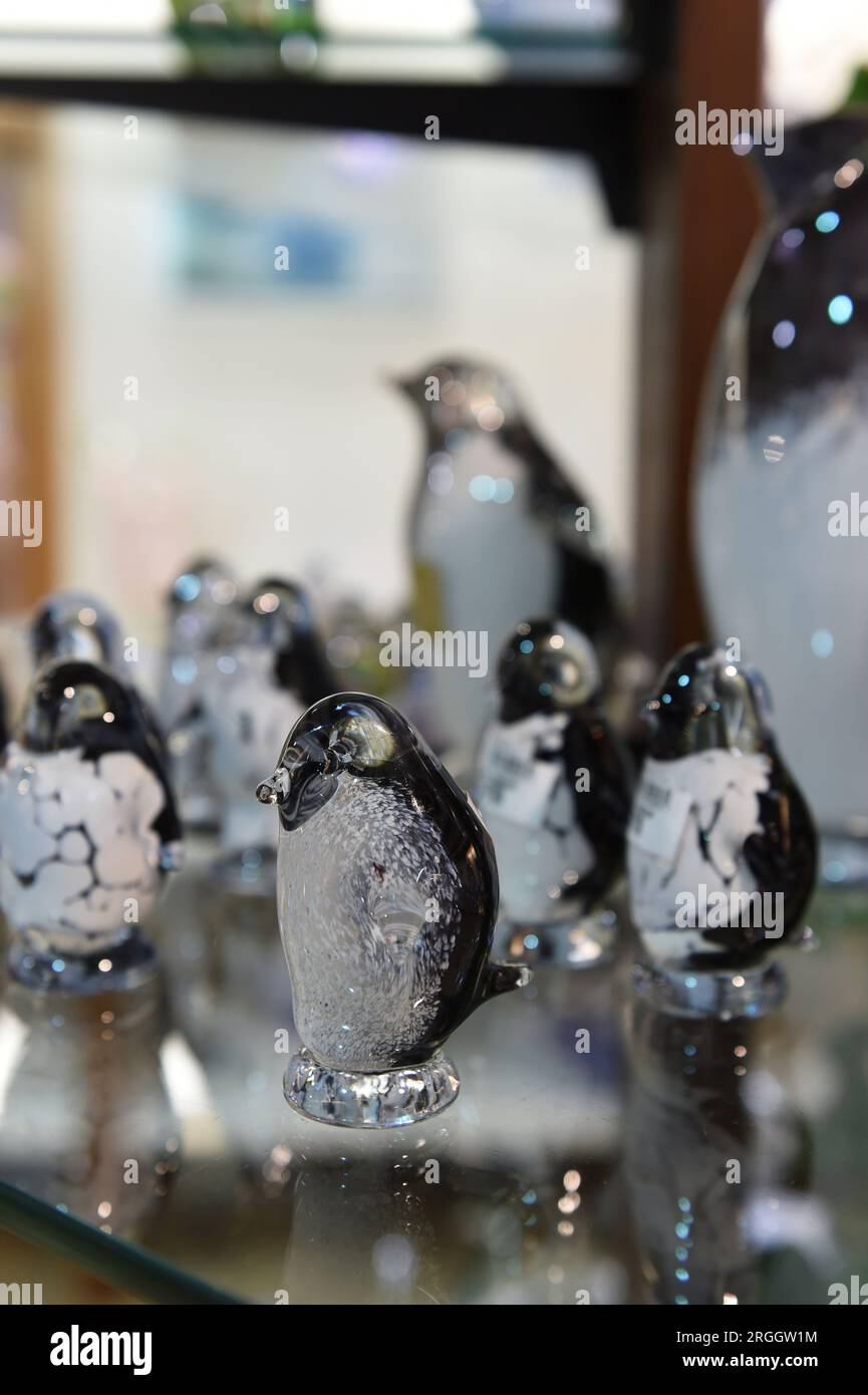 Souffleur de verre verre pingouins à stocker à Cornwall, Angleterre Banque D'Images