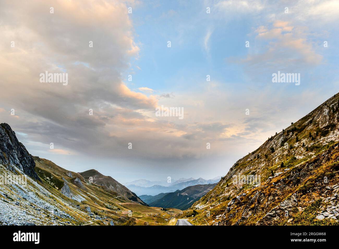 Nuages sur Colle Fauniera en Piémont, Italie Banque D'Images