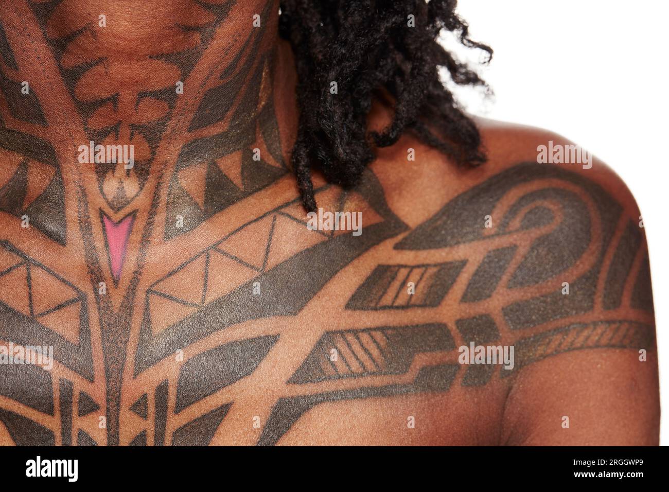 Poitrine de jeune femme avec des tatouages Banque D'Images