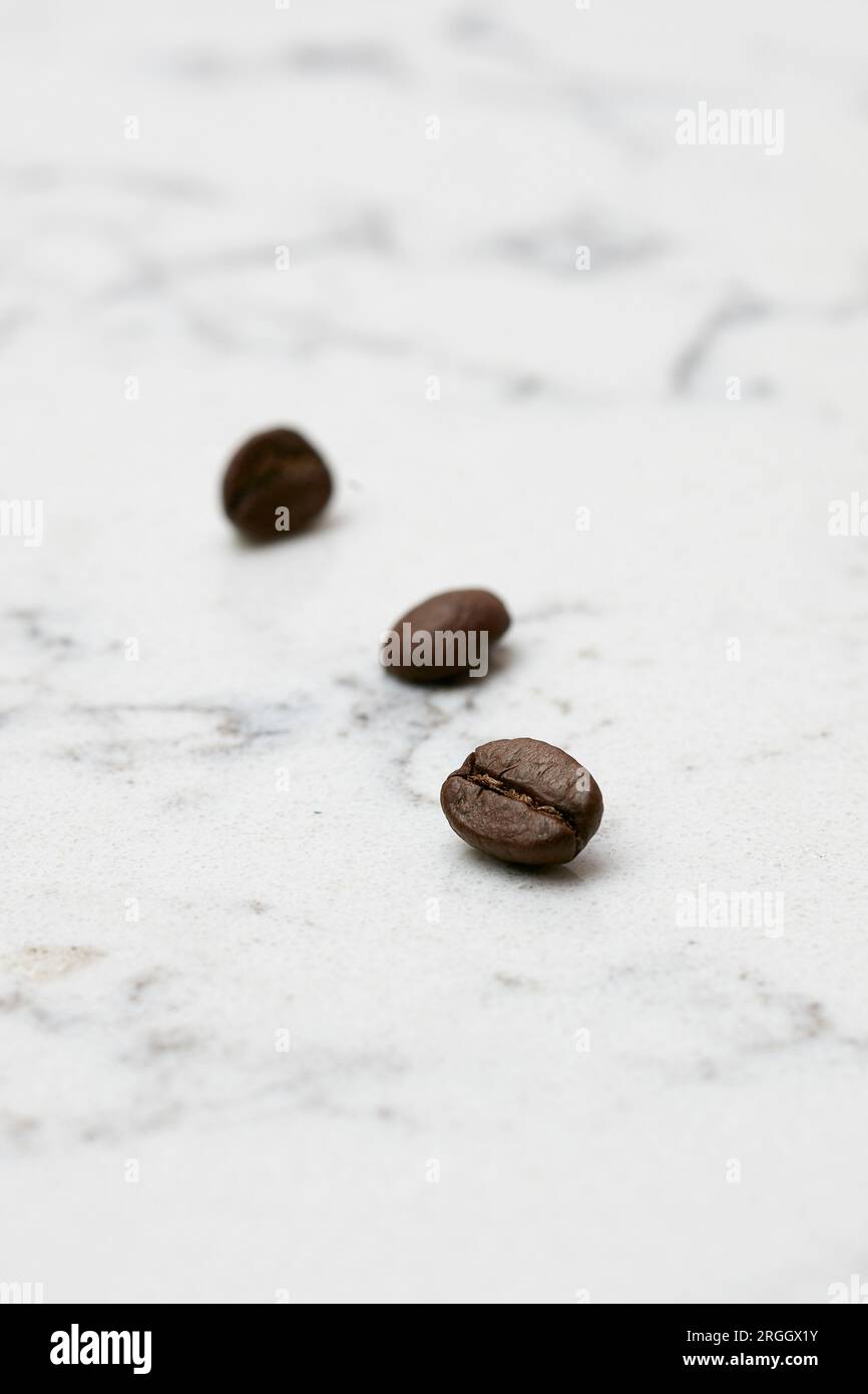 Les grains de café sur du marbre Banque D'Images