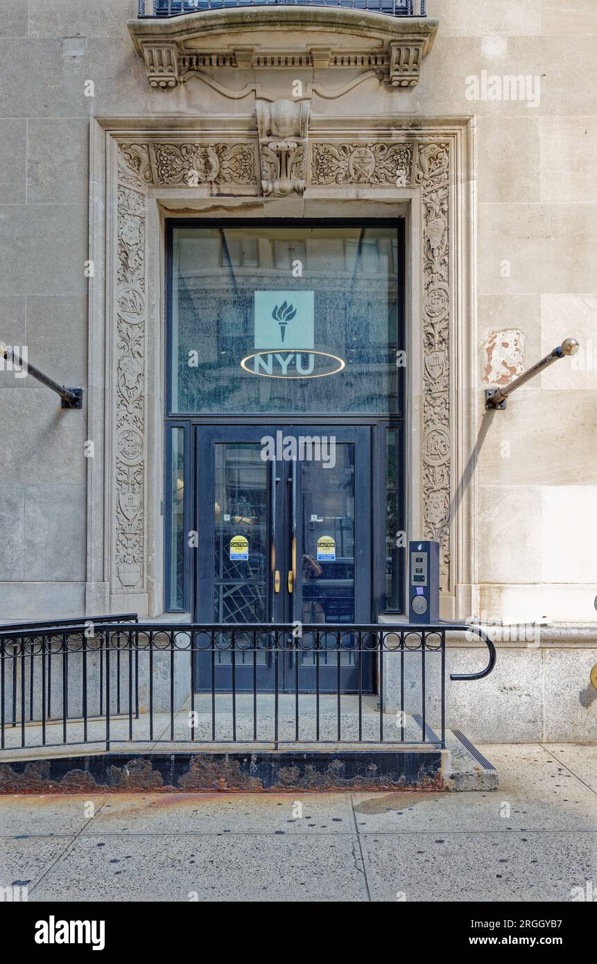 Greenwich Village : détails du 60 Fifth Avenue, un monument national – mais pas New York –, autrefois siège de Macmillan Publishing, maintenant bureaux de l’Université de New York. Banque D'Images