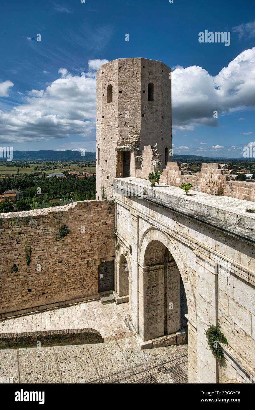 Ville de Spello, Ombrie, Italie. D'origine romaine, Porta Venere est ainsi appelée car près du Temple de Vénus. Les pierres blanches se détachent sur un ciel bleu. Banque D'Images