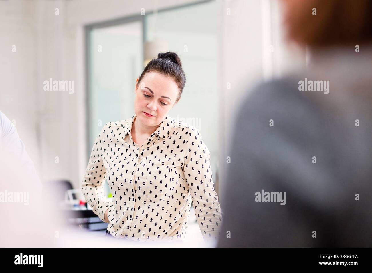 Femme mature en contemplant dans office Banque D'Images