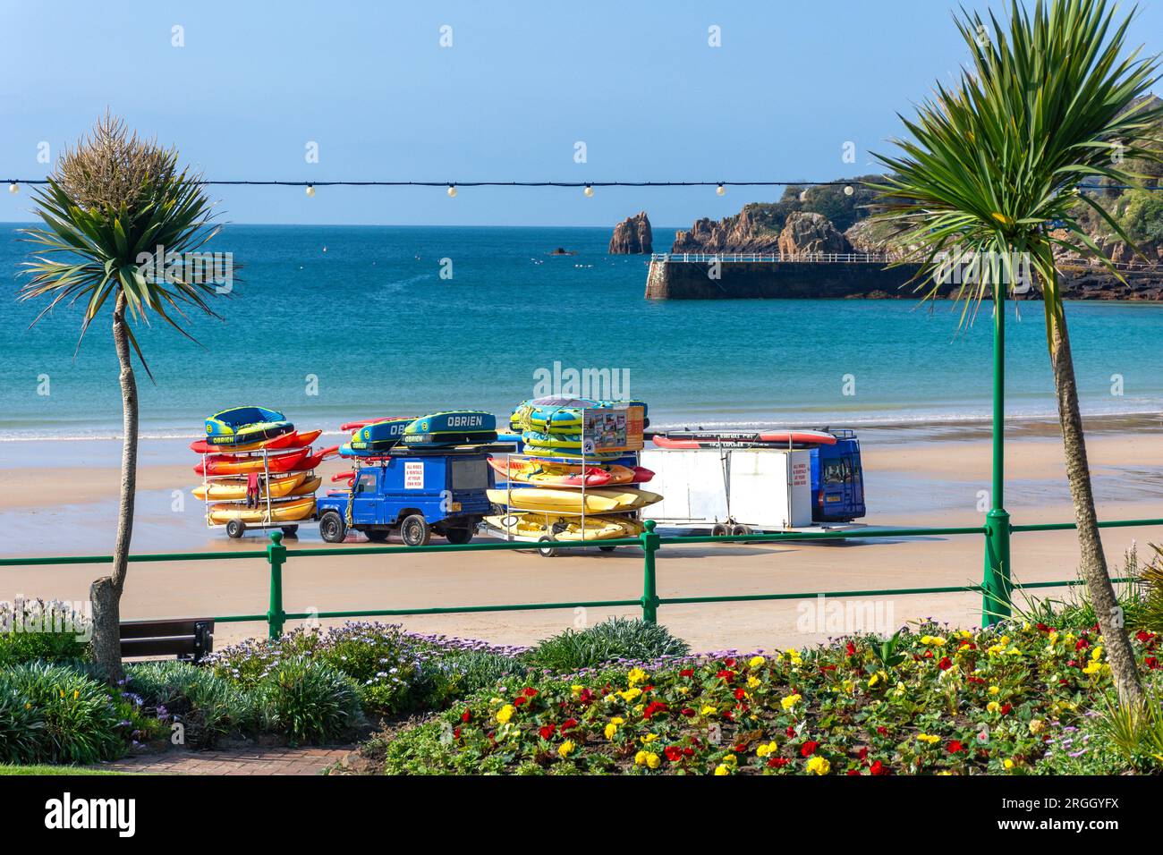 Kayaks et inflatables sur la plage depuis St Brélade Garden, Saint Brélade's Bay, St Brélade Parish, Jersey, Anglo-Normandes Banque D'Images