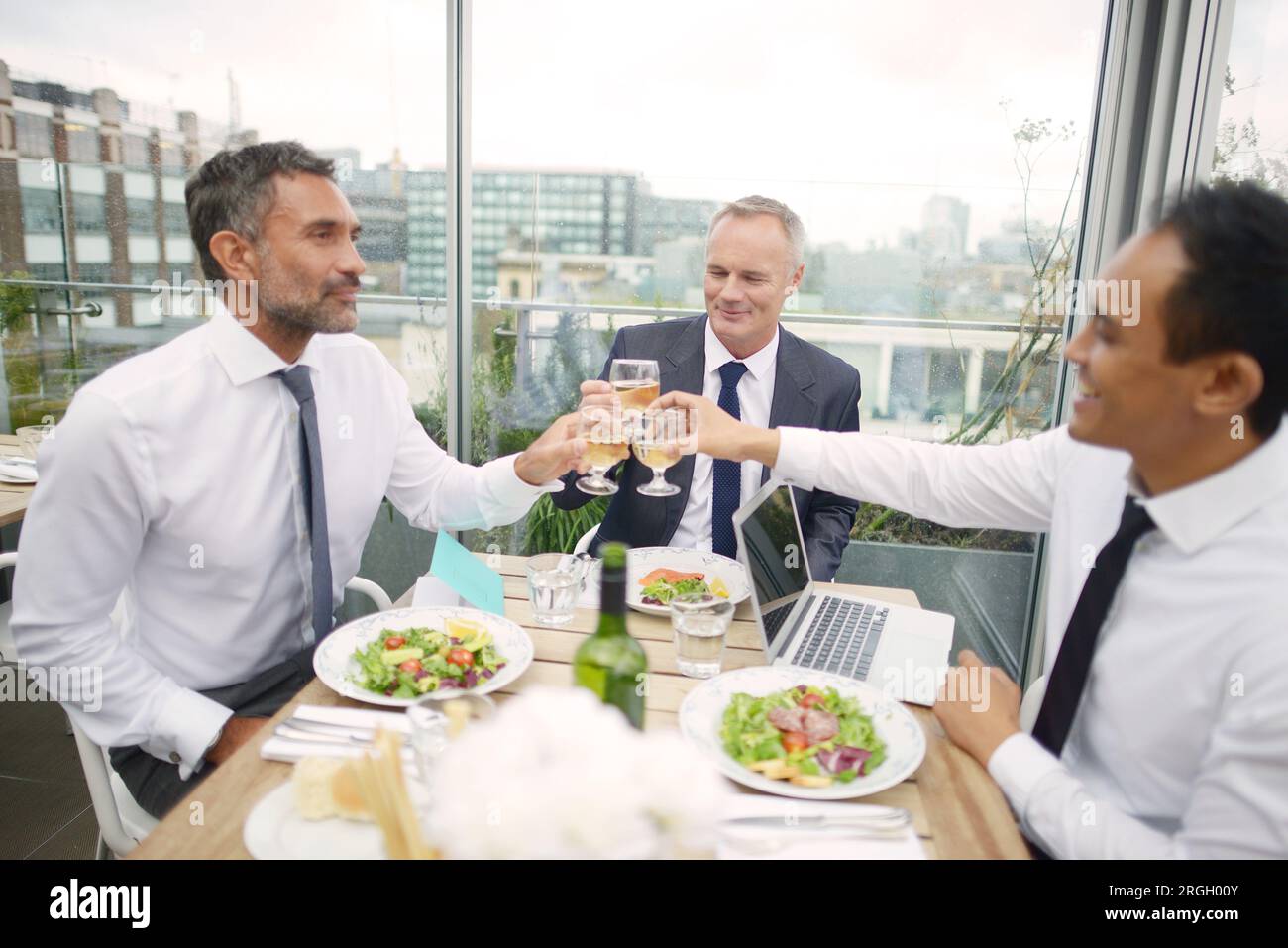 Au cours d'affaires toasting réunion au restaurant Banque D'Images