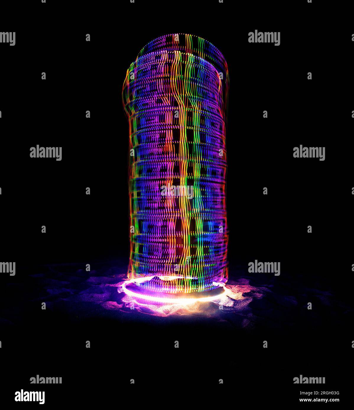 Colonne de lumière colorée sur la plage le soir Banque D'Images