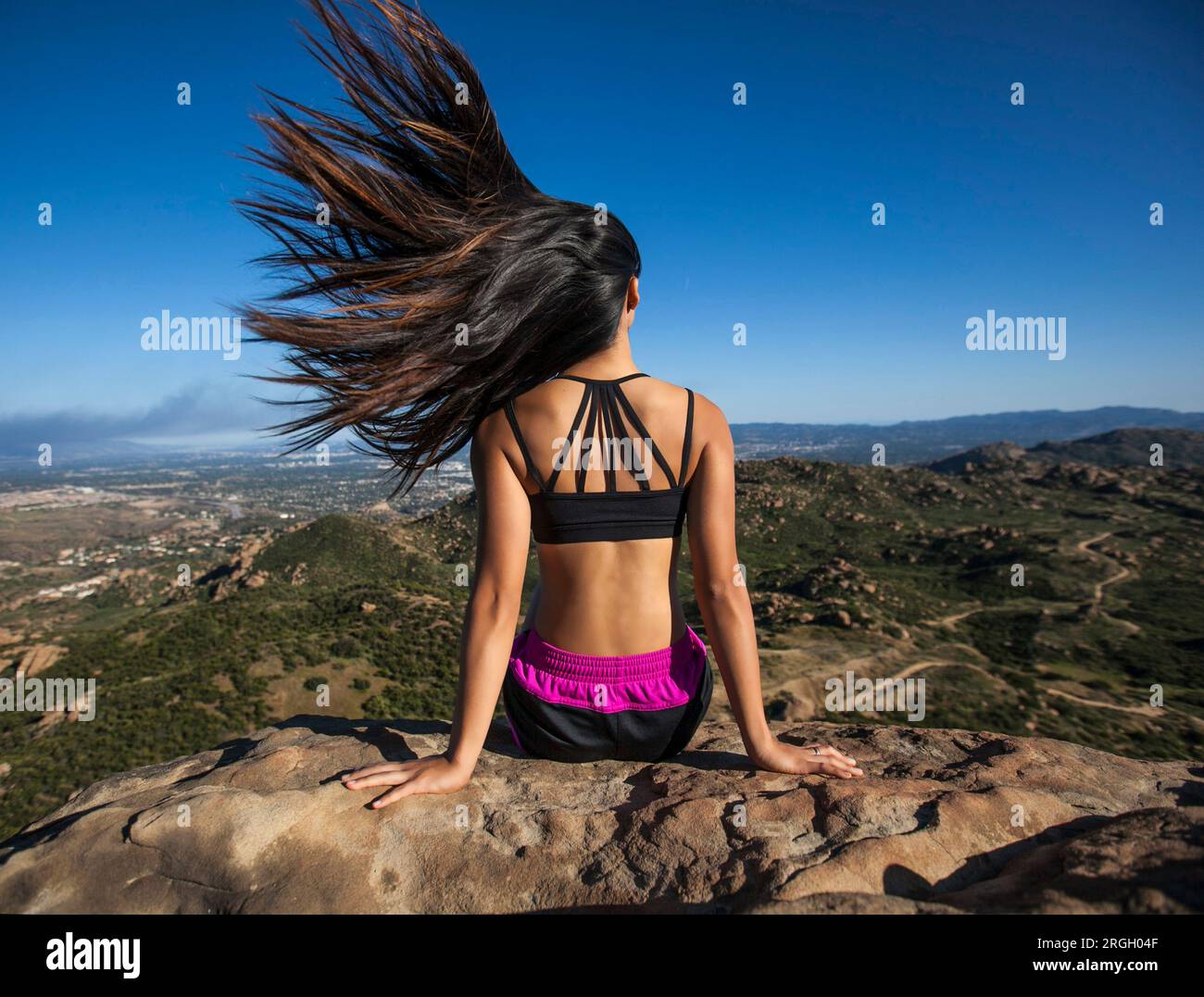 Jeune femme avec les cheveux sur mountain Banque D'Images