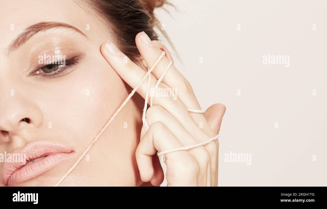 Jeune femme posant avec string Banque D'Images