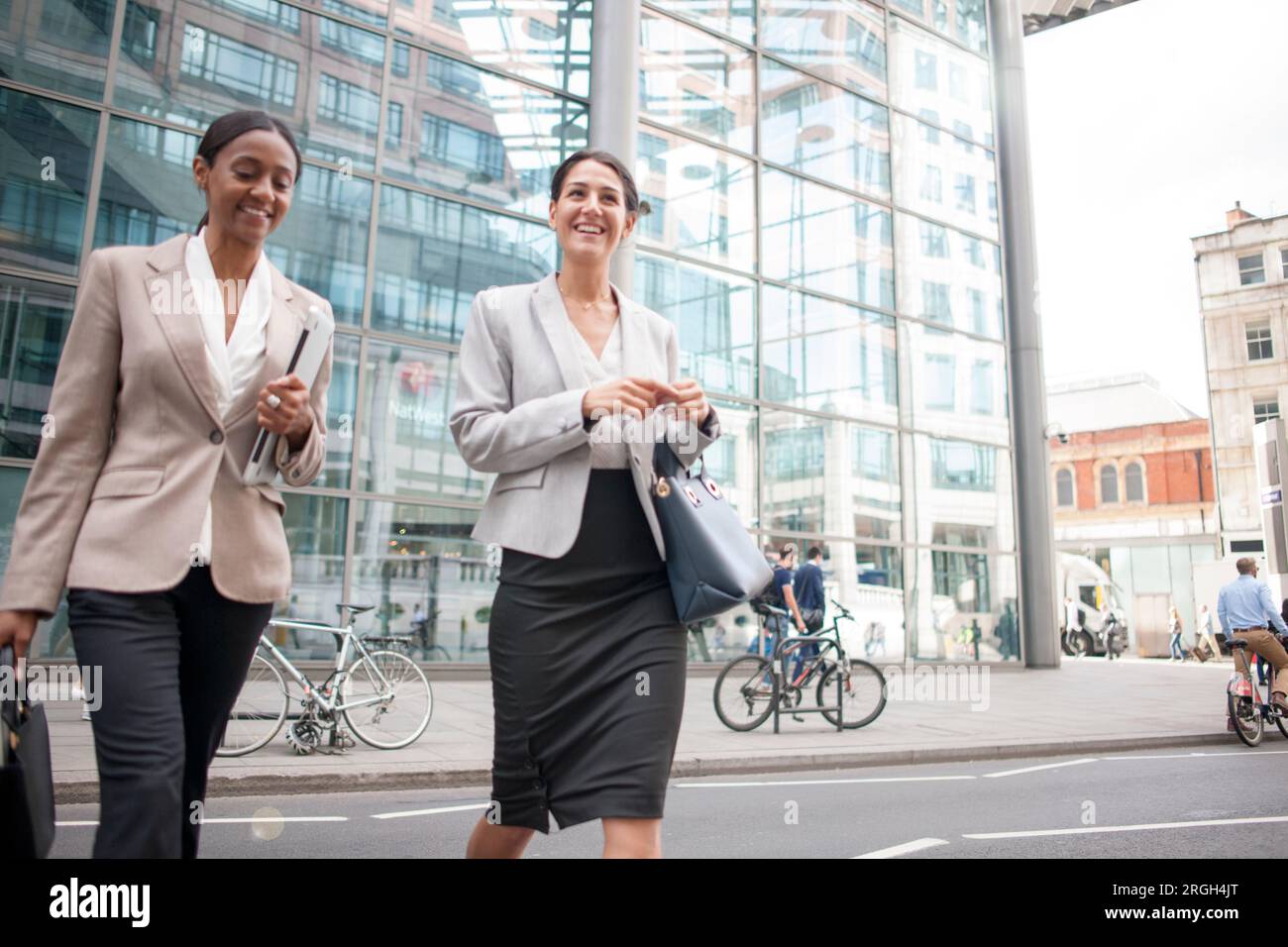 Femmes d'affaires traversant la rue Banque D'Images